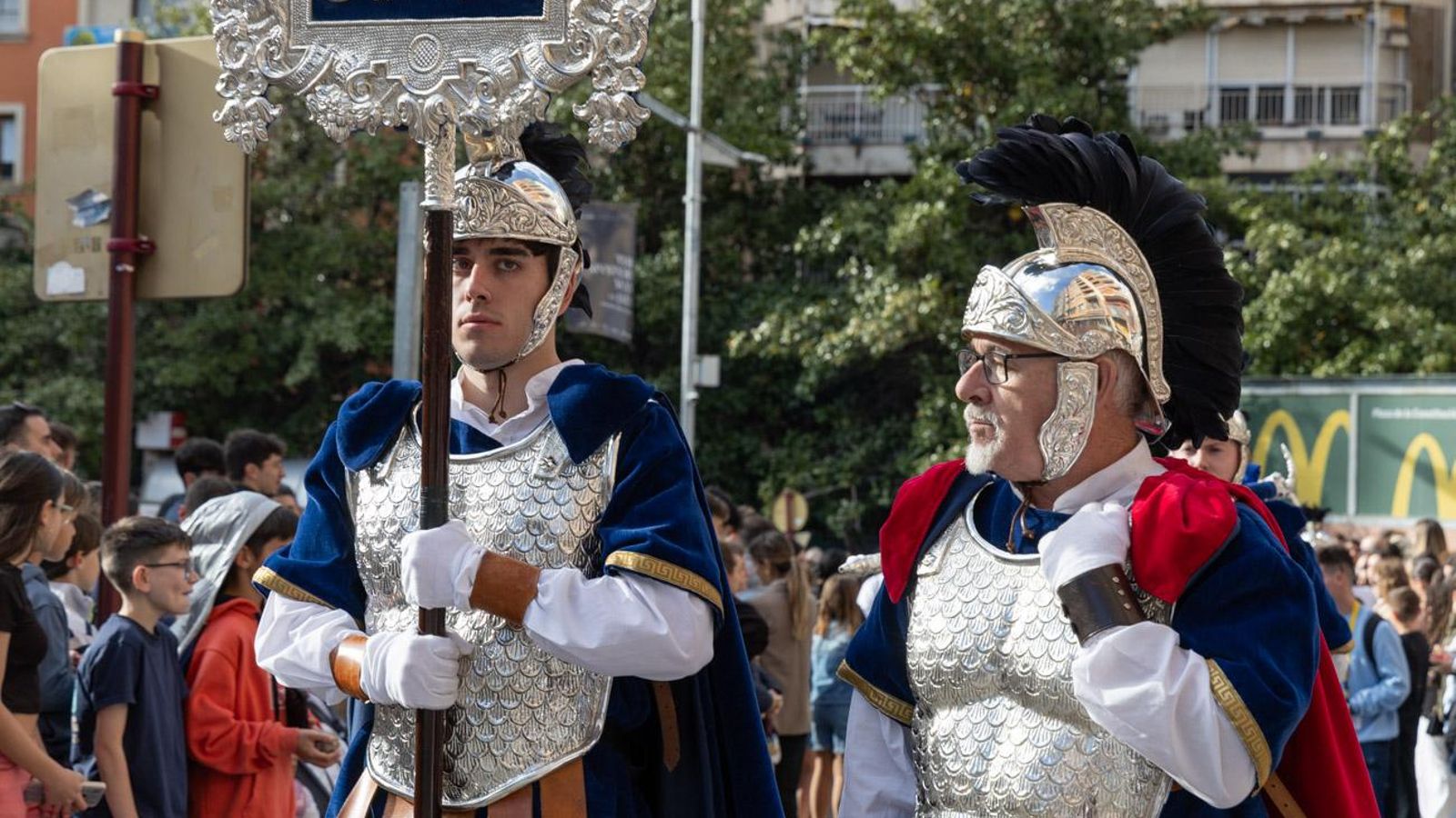 Los cofrades se rinden ante los grandes pasos de misterio del Lunes Santo