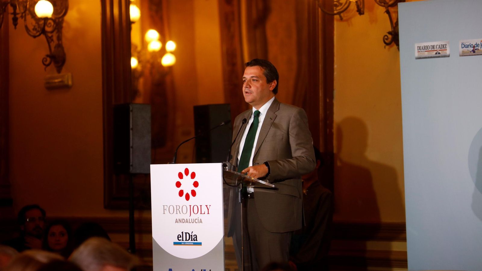 El alcalde de Córdoba, José María Bellido, presenta a la consejera.