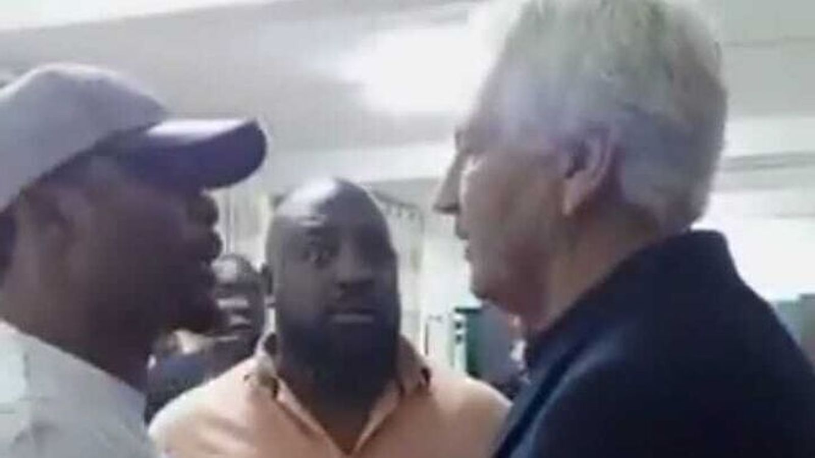 Samuel Eto´o en una fuerte discusión con el entrenador belga  Marc Brys