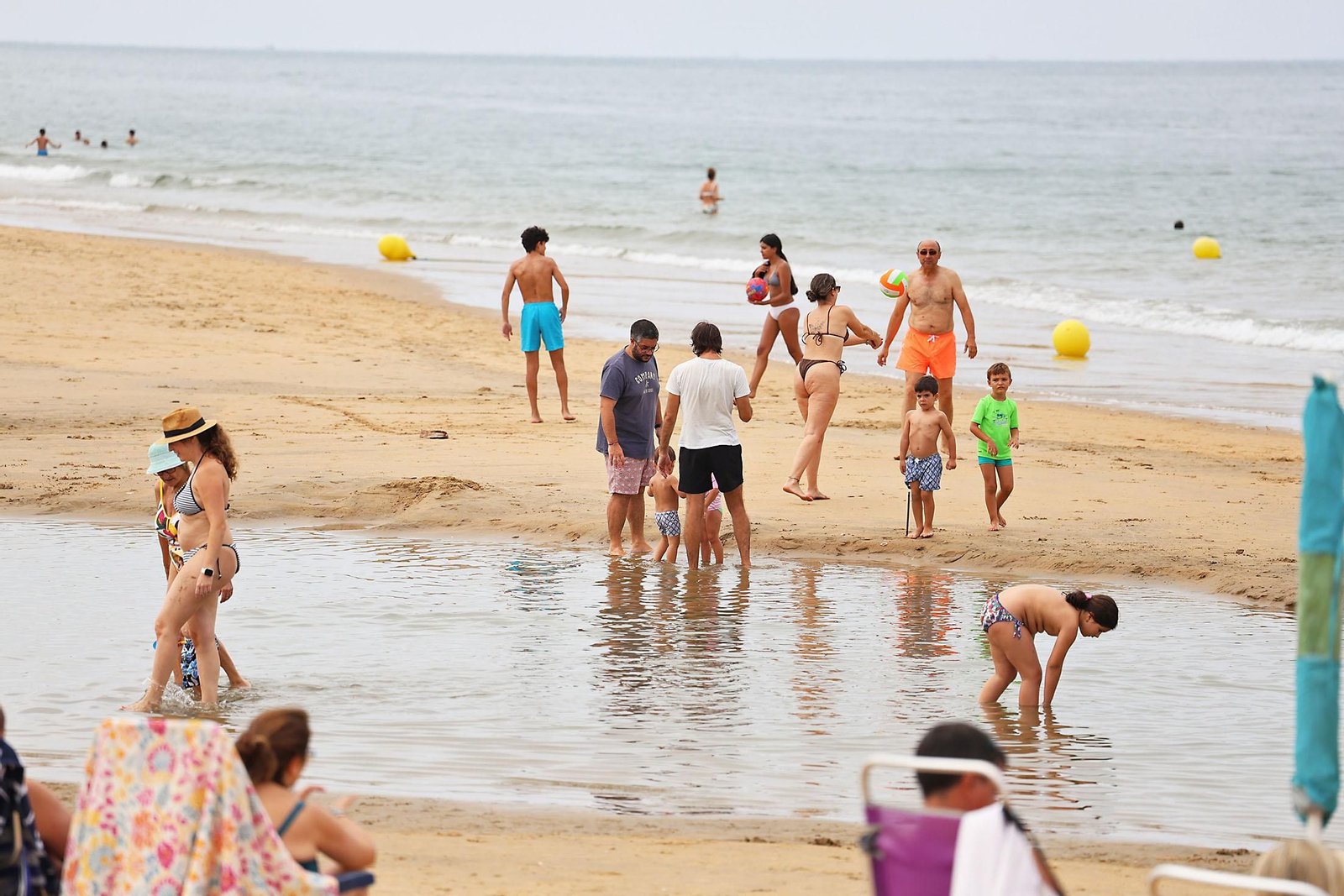 Imágenes del ambiente en las playas de Huelva en la mañana de domingo