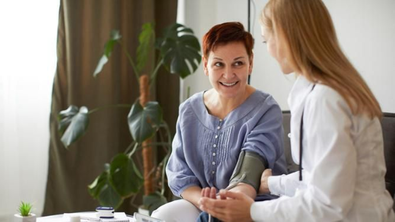 Mujer controlándose la presión arterial.