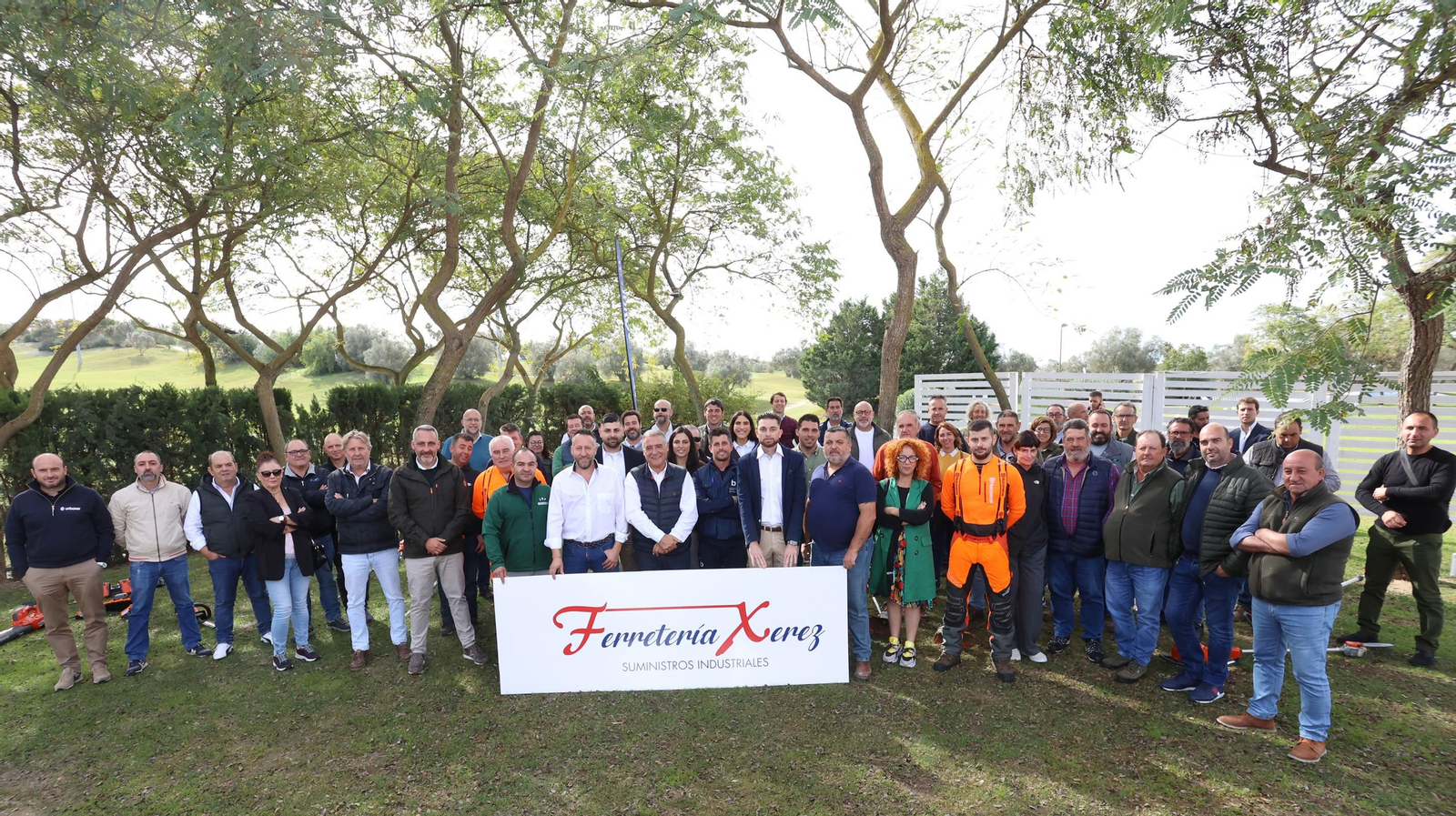 Ferretería Xerez celebra la implantación de la marca profesional de jardín Husqvarna®, con sus principales clientes de mantenimiento de zonas verdes Ferretería Xerez celebra la implantación de la marca profesional de jardín Husqvarna®, con sus principales clientes de mantenimiento de zonas verdes