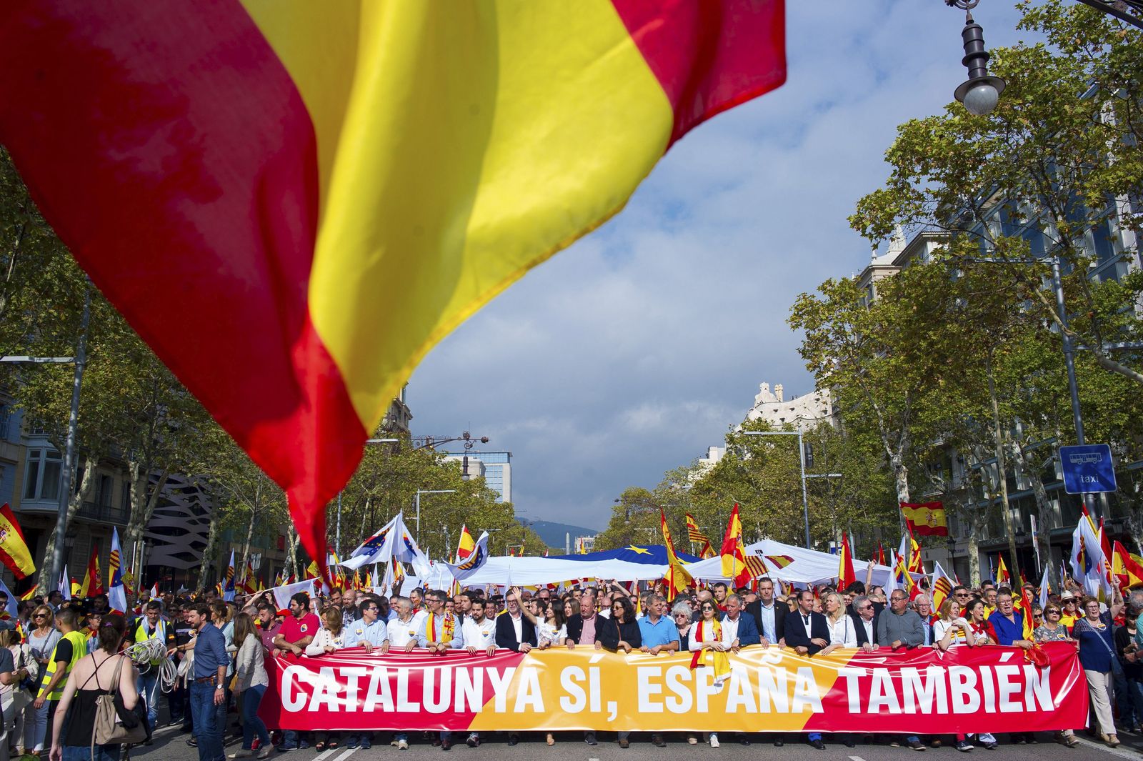 Cabecera de la manifestación que recorrió ayer Barcelona con el lema 'Catalunya sí, España también' con motivo del Día de la Hispanidad.