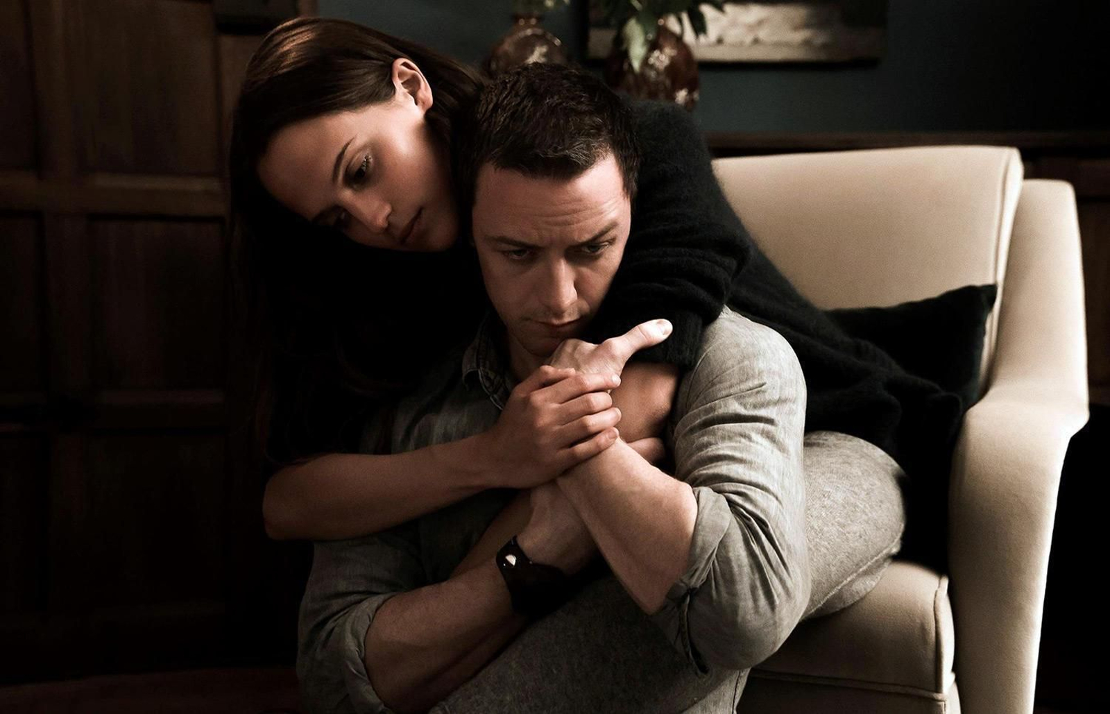 Alicia Vikander y James McAvoy, en una escena de 'Inmersión'.