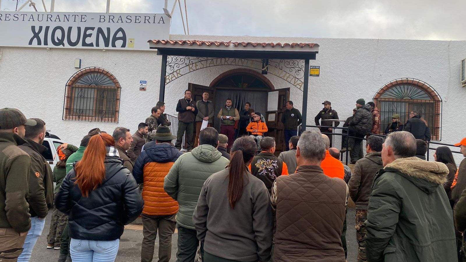 Han sido más de 60 puestos los que se han vendido y cada año la afluencia de cazadores a monterías con un fin social como en este caso es mayor.