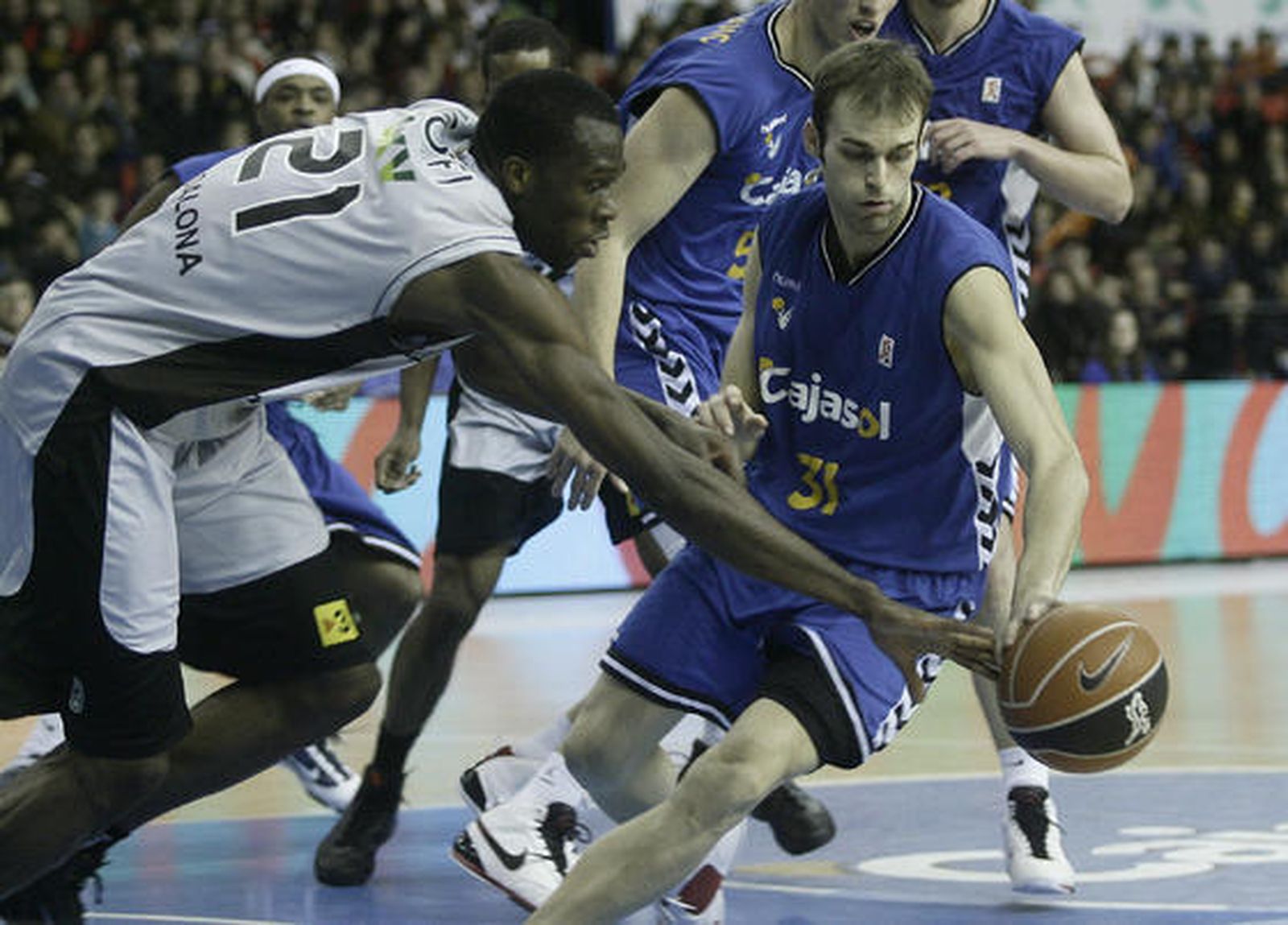 El Cajasol vence al Juventut en San Pablo y lo supera en la clasificaión. / Antonio Pizarro