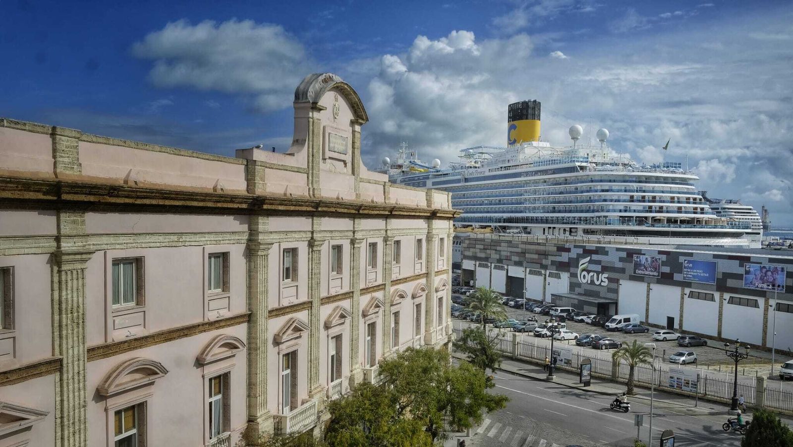 Un barco de la naviera Costa Cruceros, atracado a muy pocos metros de la Diputación de Cádiz