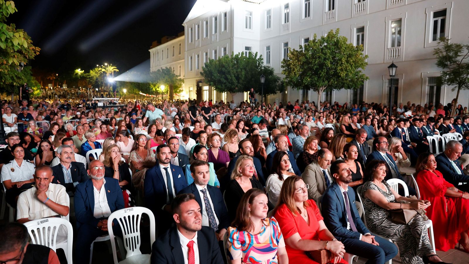 El público en la plaza de las Constituciones.