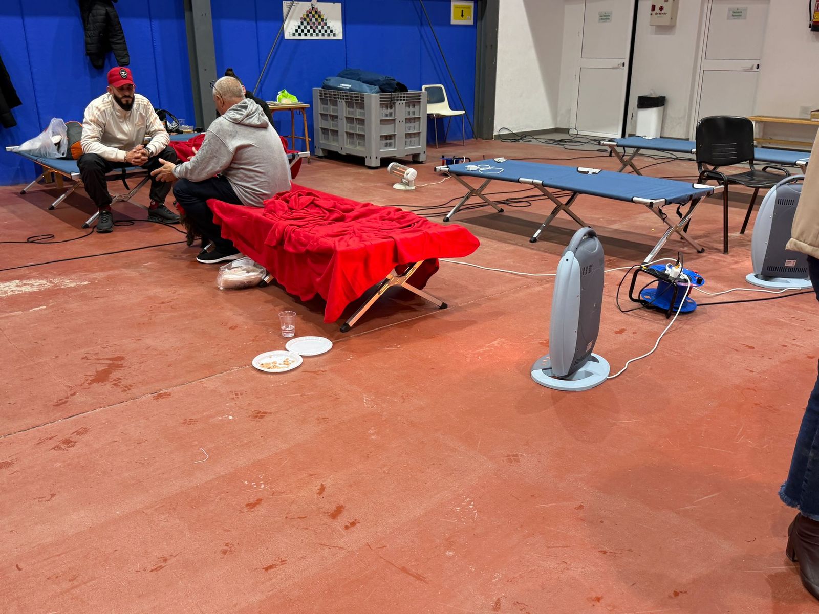 Desalojados llegan al albergue improvisado en Cártama