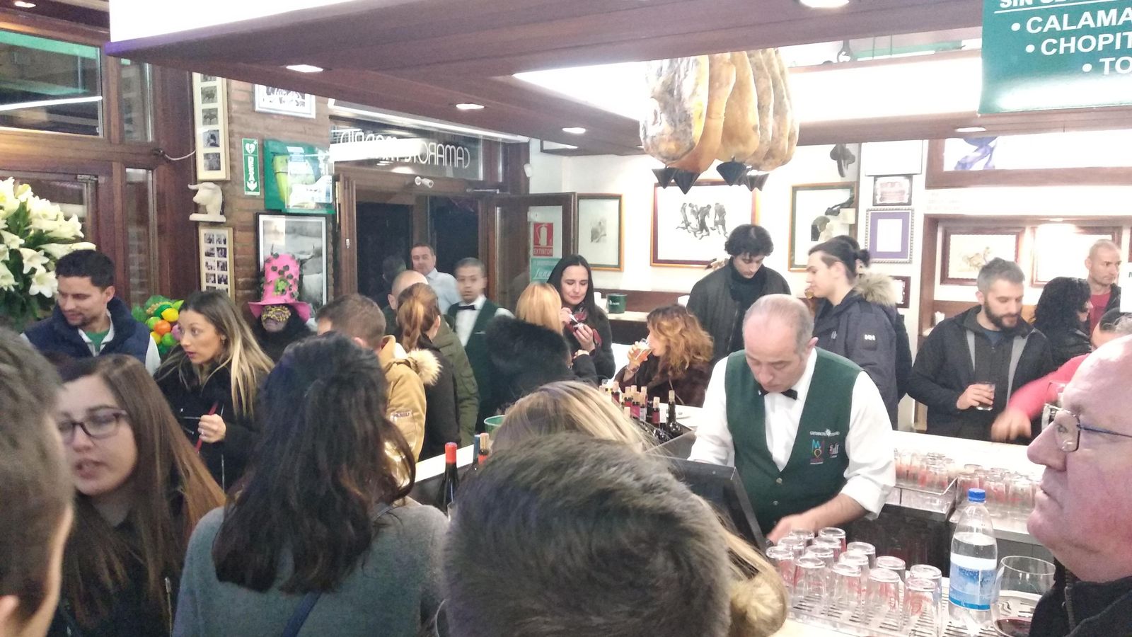 El logotipo de 'León, Manjar de Reyes' sigue en los chalecos de los camareros de Camarote Madrid