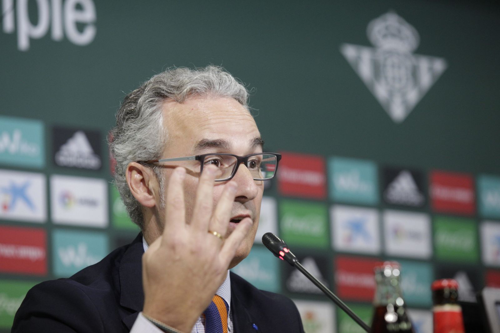 Miguel Torrecilla da explicaciones durante una de sus comparecencias públicas en la presente temporada.