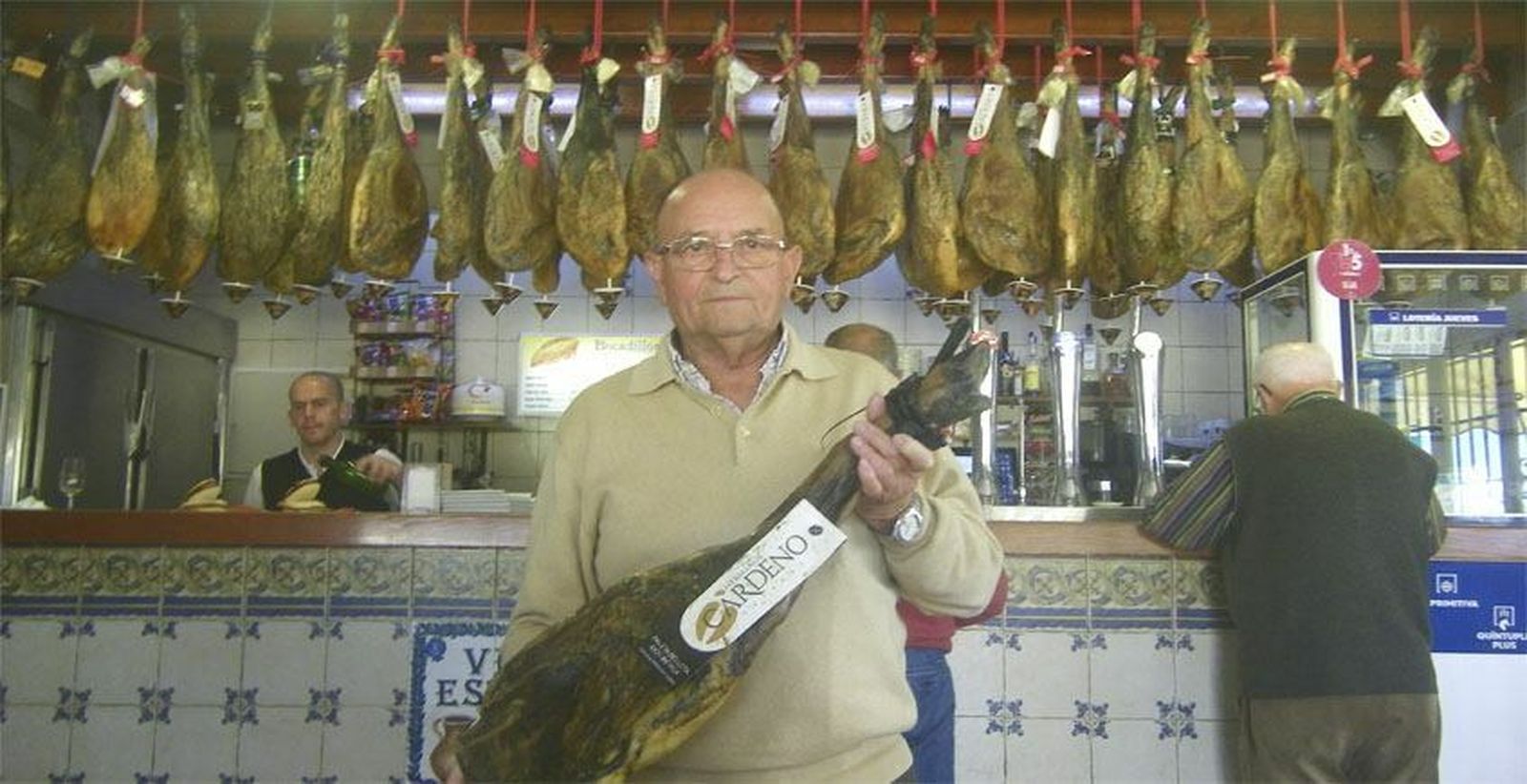 Diego Rodríguez con uno de sus jamones