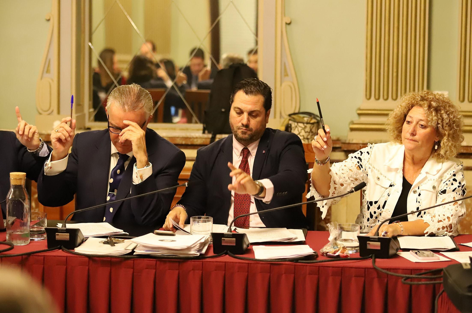 Imágenes del pleno del Ayuntamiento de Huelva