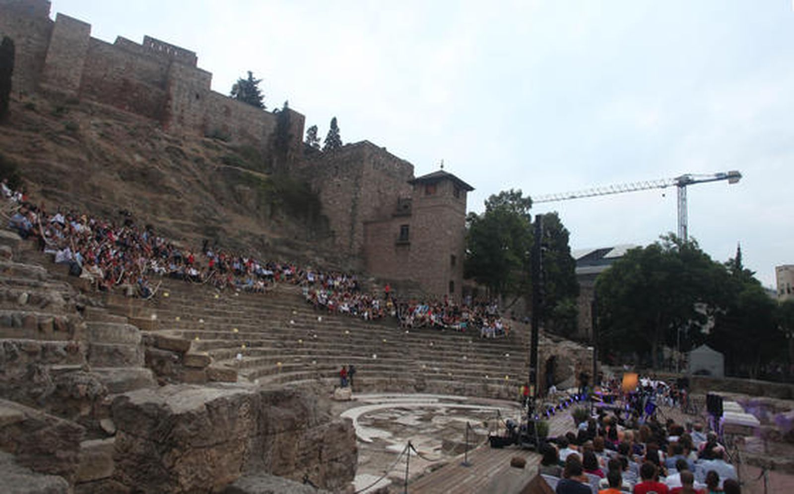 Las gradas del coliseo estrenaron aforo ante unos 400 invitados a un acto simbólico como la guitarra de Daniel Casares y el predicado de Carlos Álvarez como reclamo

Foto: Sergio Camacho
