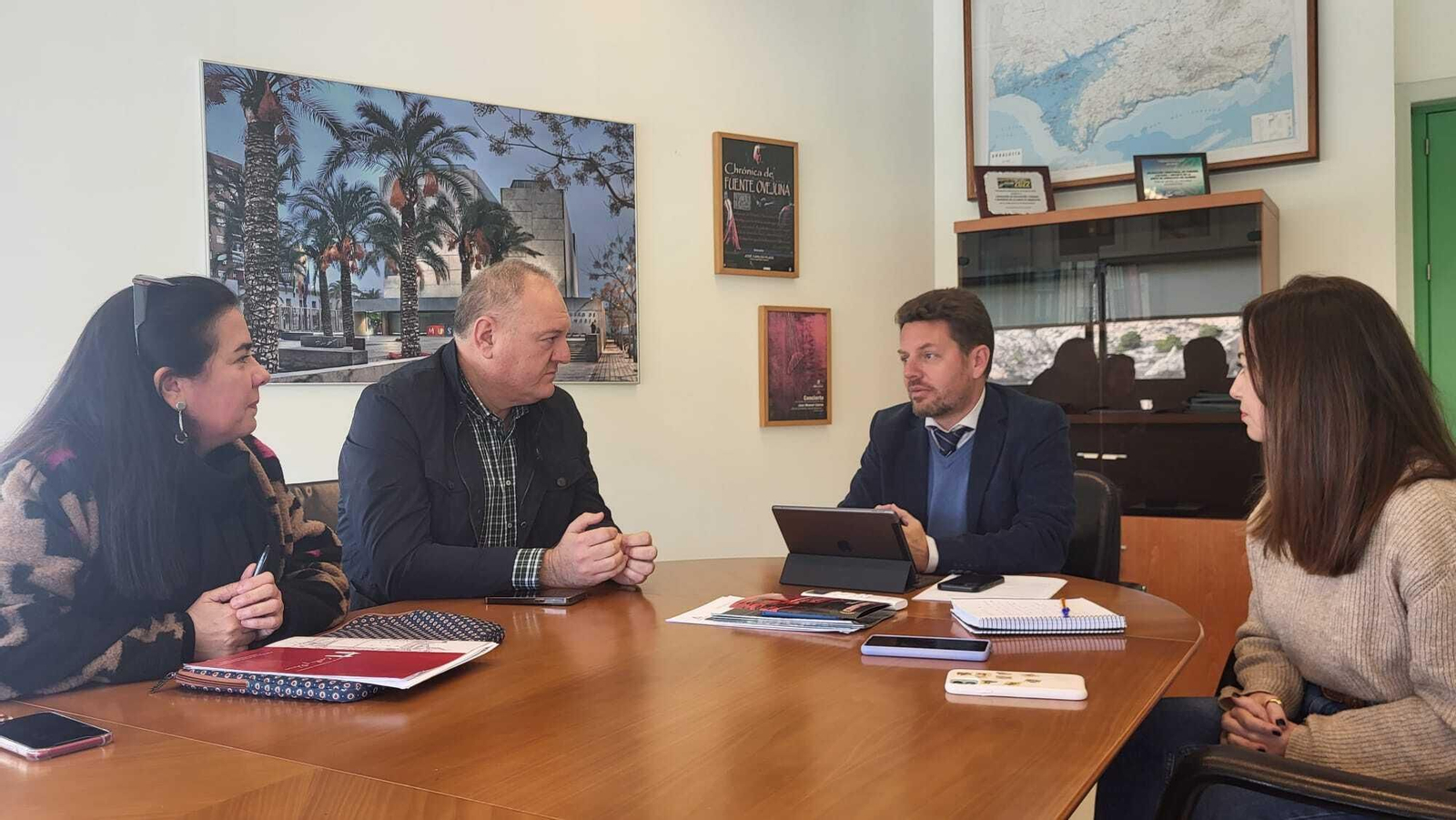 Reunión entre el delegado de Cultura, el alcalde y la concejala de Cuevas.