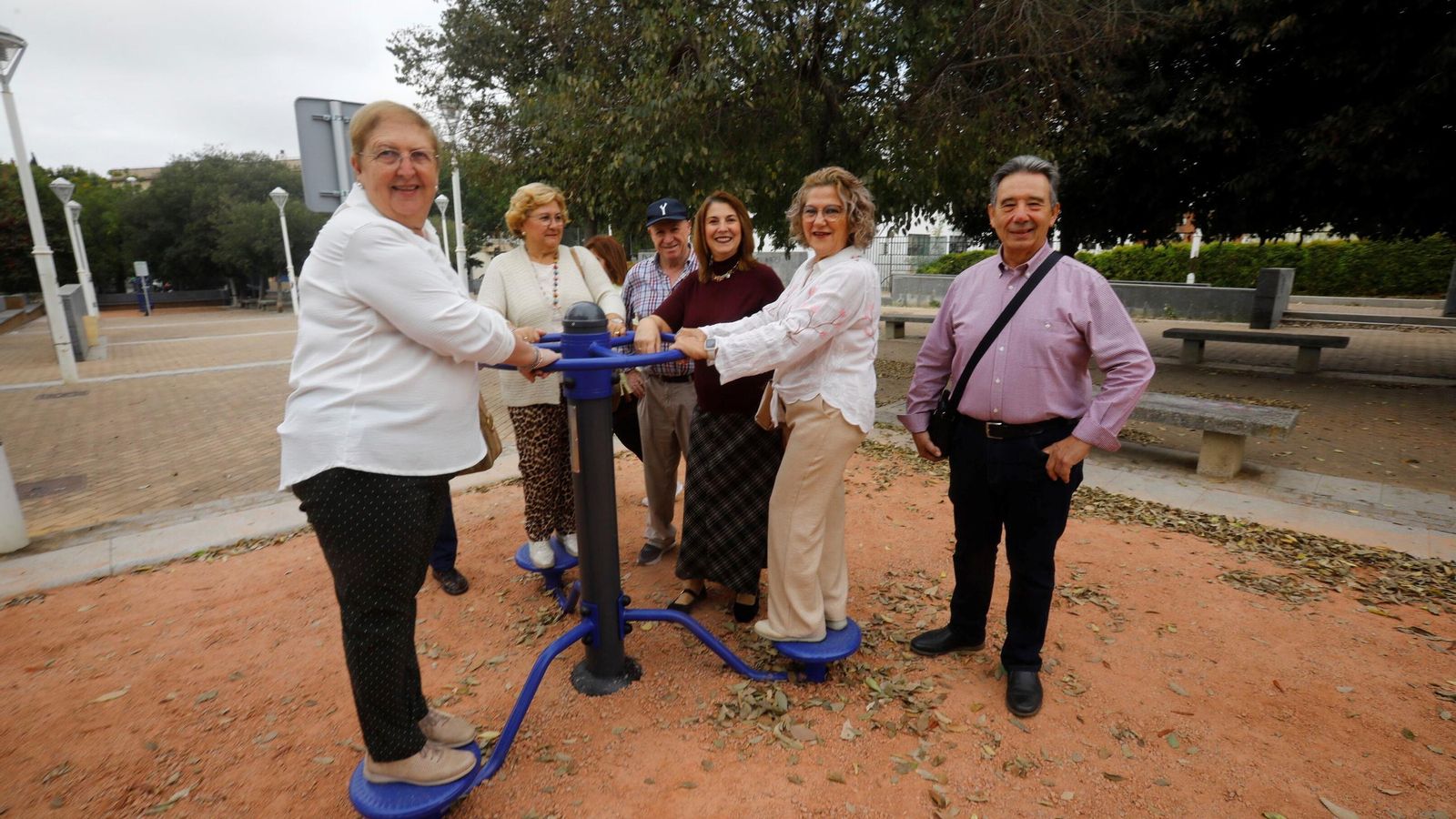 Eva Contador, en el centro, en la inauguración del nuevo parque biosaludable.