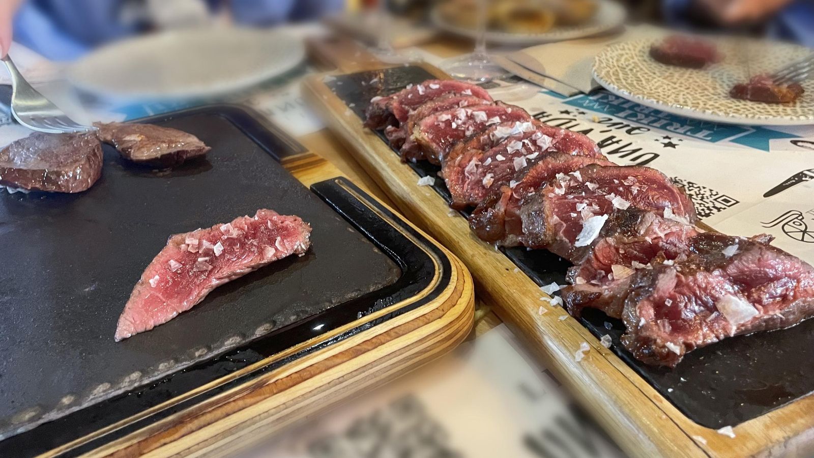 Deliciosas carnes a la piedra Deliciosas carnes a la piedra