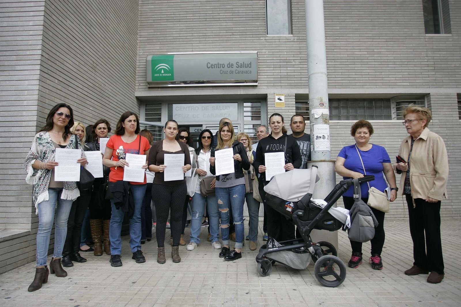 Concentración de familias pidiendo pediatras en Cruz de Caravaca hace tres años