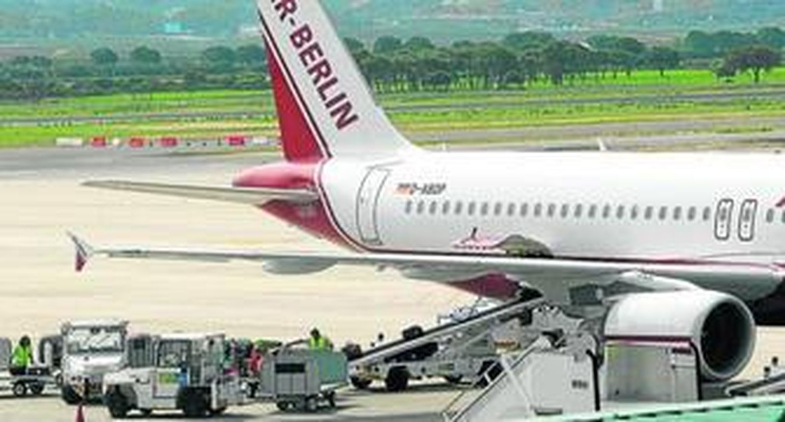 Operarios cargan maletas en la bodega de un avión de Air Berlin, en una imagen de archivo.