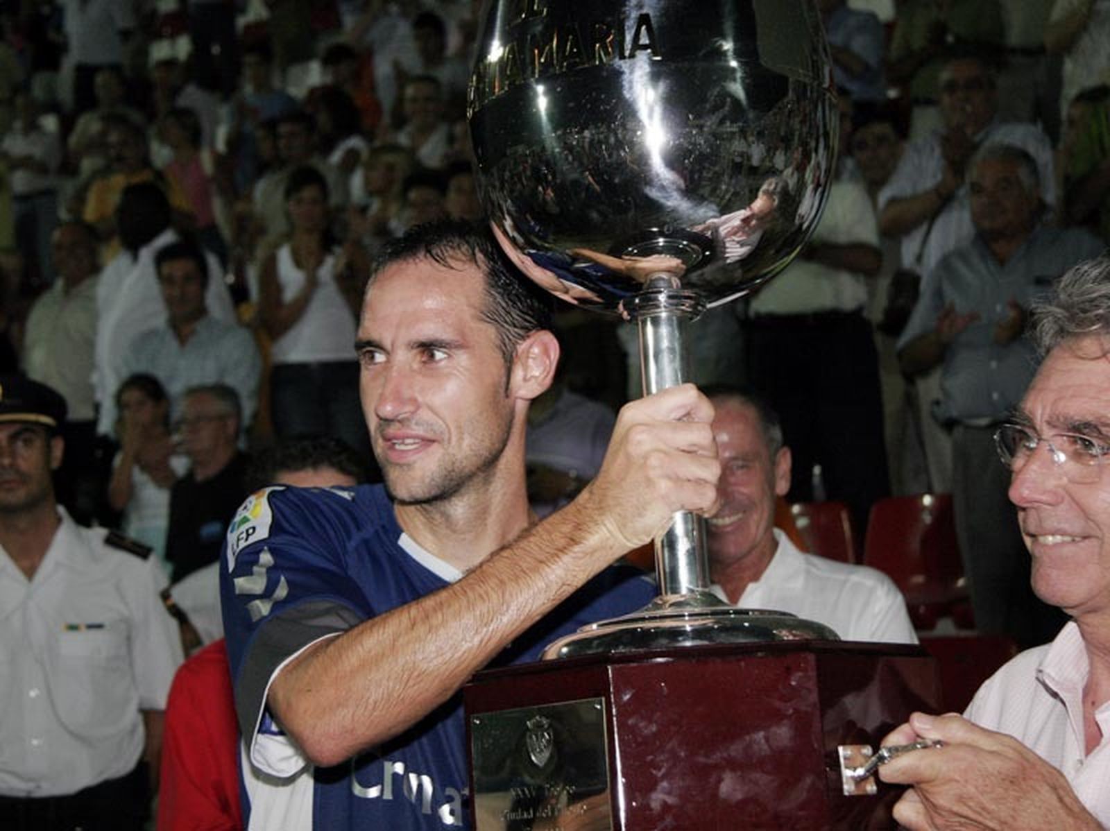 Vicente Moreno levanta el catavino de campeón del Trofeo Ciudad de El Puerto en 2006.