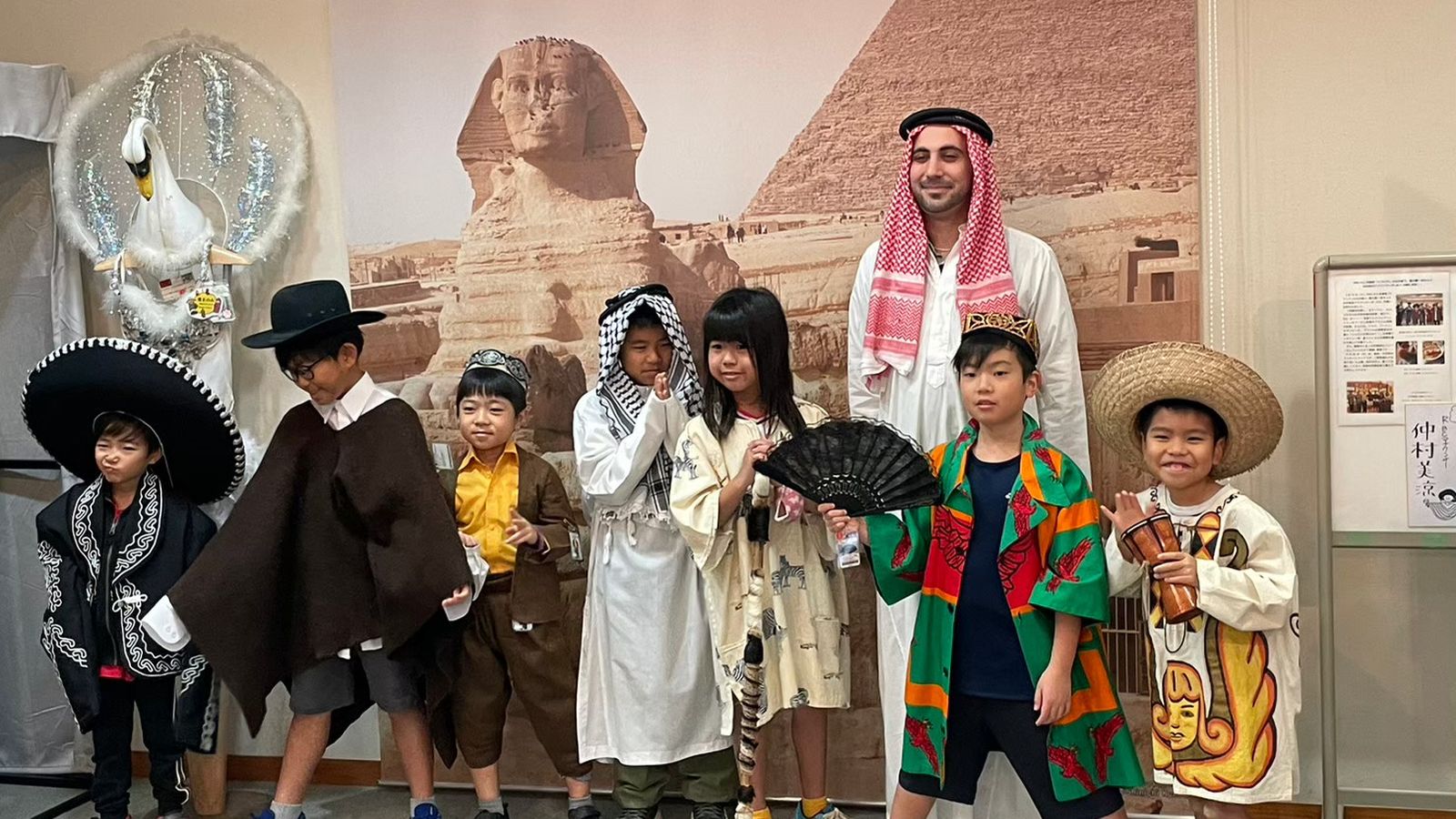 El algecireño junto a varios estudiantes en una de sus dinámicas de grupo.