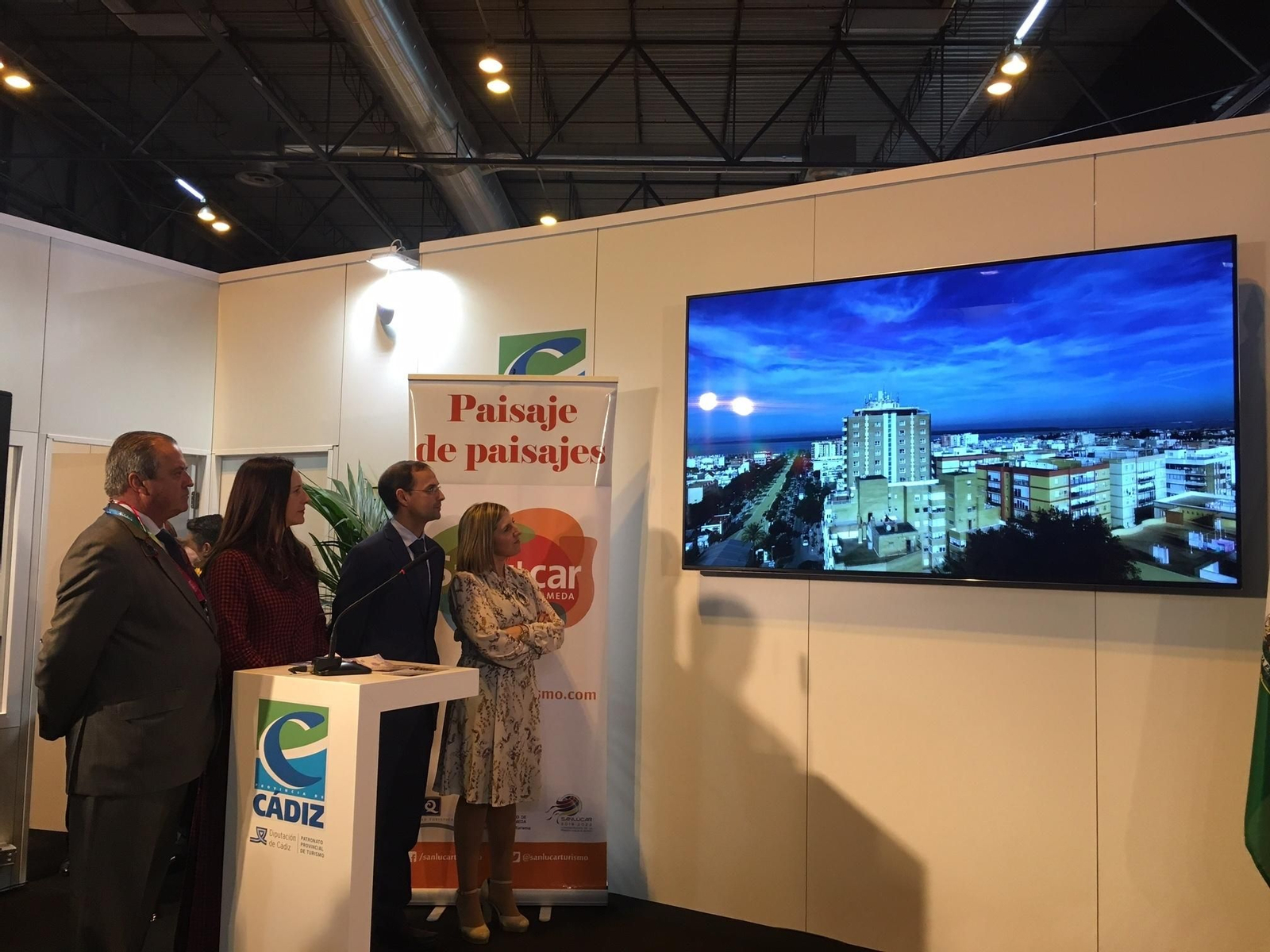 Las autoridades locales y provinciales, viendo un vídeo promocional de Sanlúcar, ayer en Fitur.