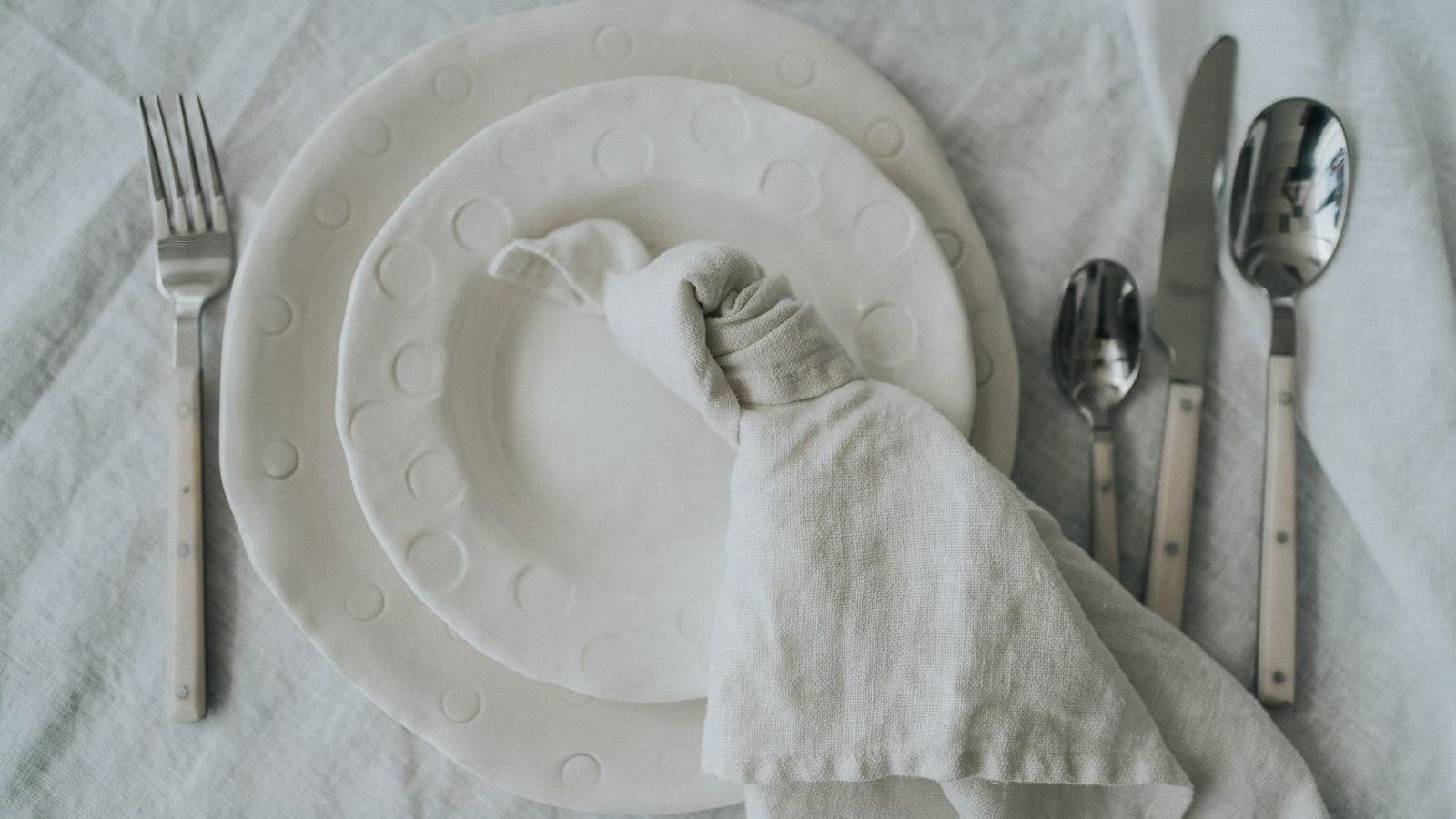 Una de las propuestas vintage de las vajillas hechas a mano de Porcelana Closet.