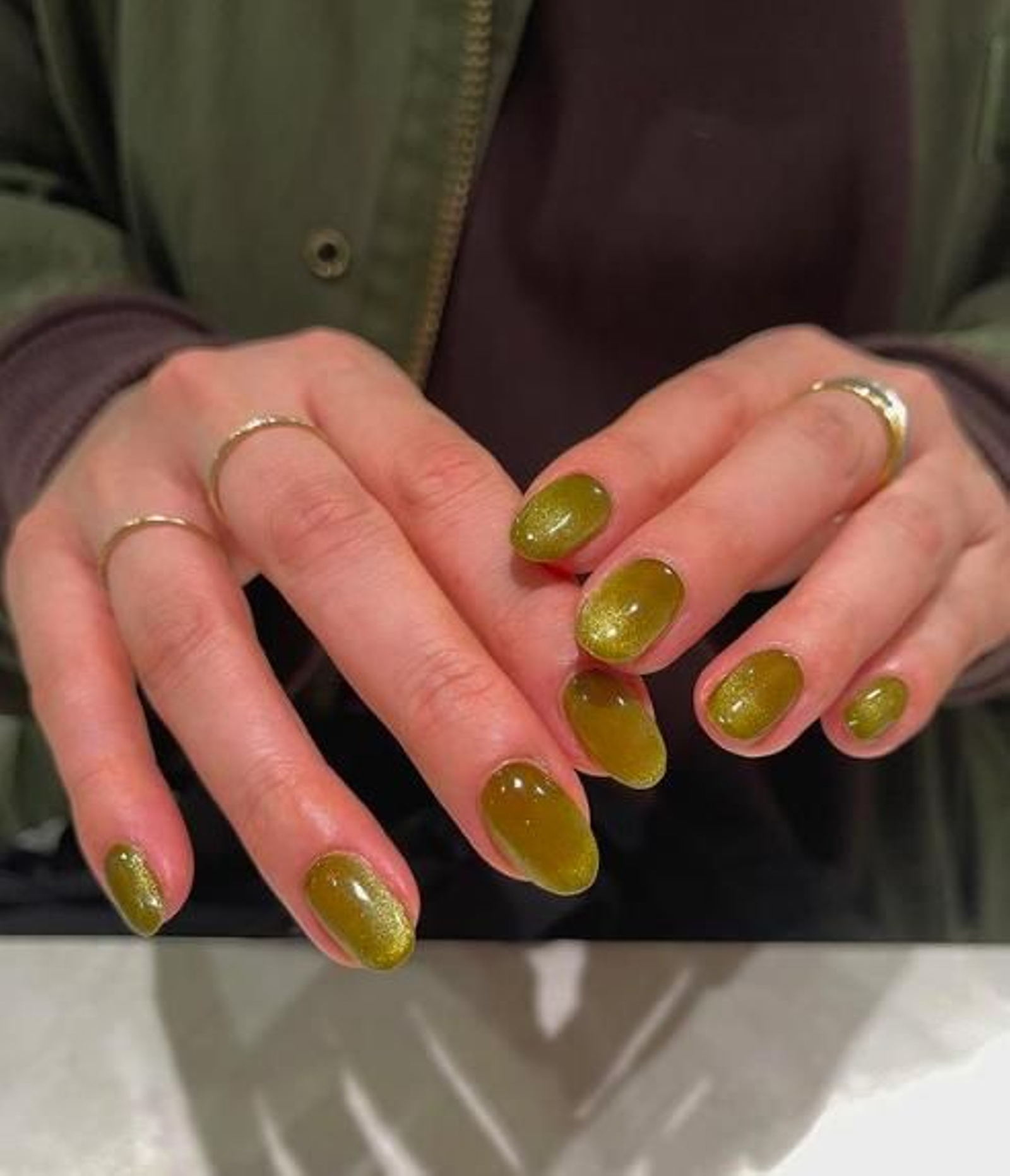 Manicura en verde brillante. Manicura en verde brillante.