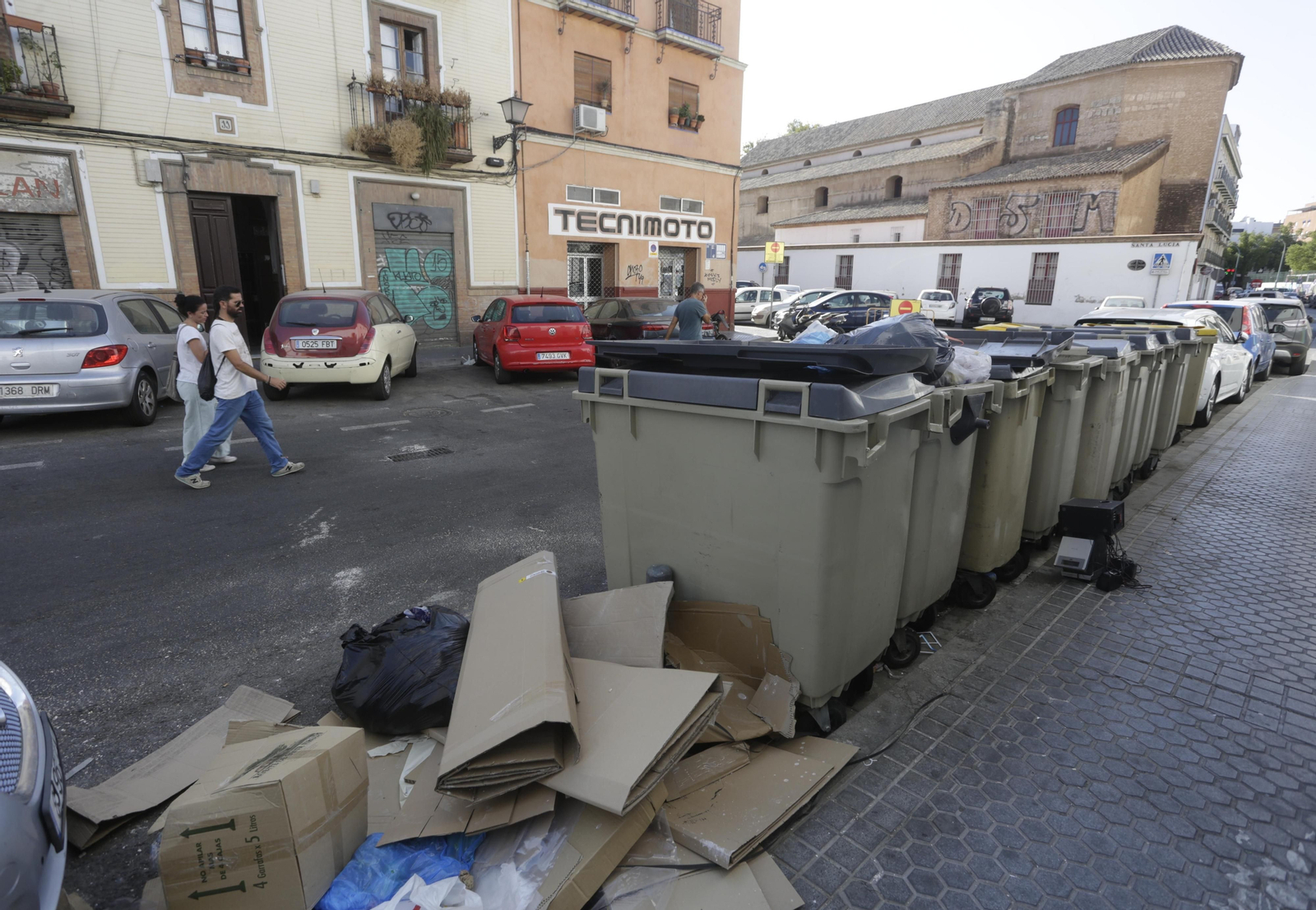 Residuos y basuras fuera de los contenedores  en una calle del centro.