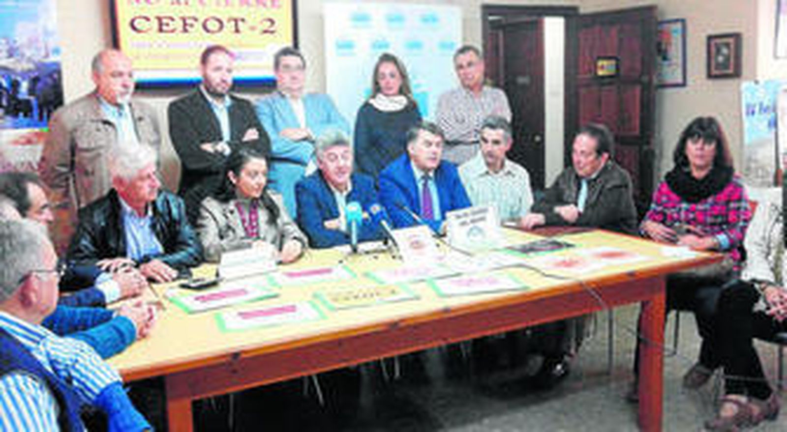 Acosafe junto al resto de colectivos ciudadanos y agentes económicos y sociales, ayer, en la puesta de largo del frente común por el CEFOT de La Isla.