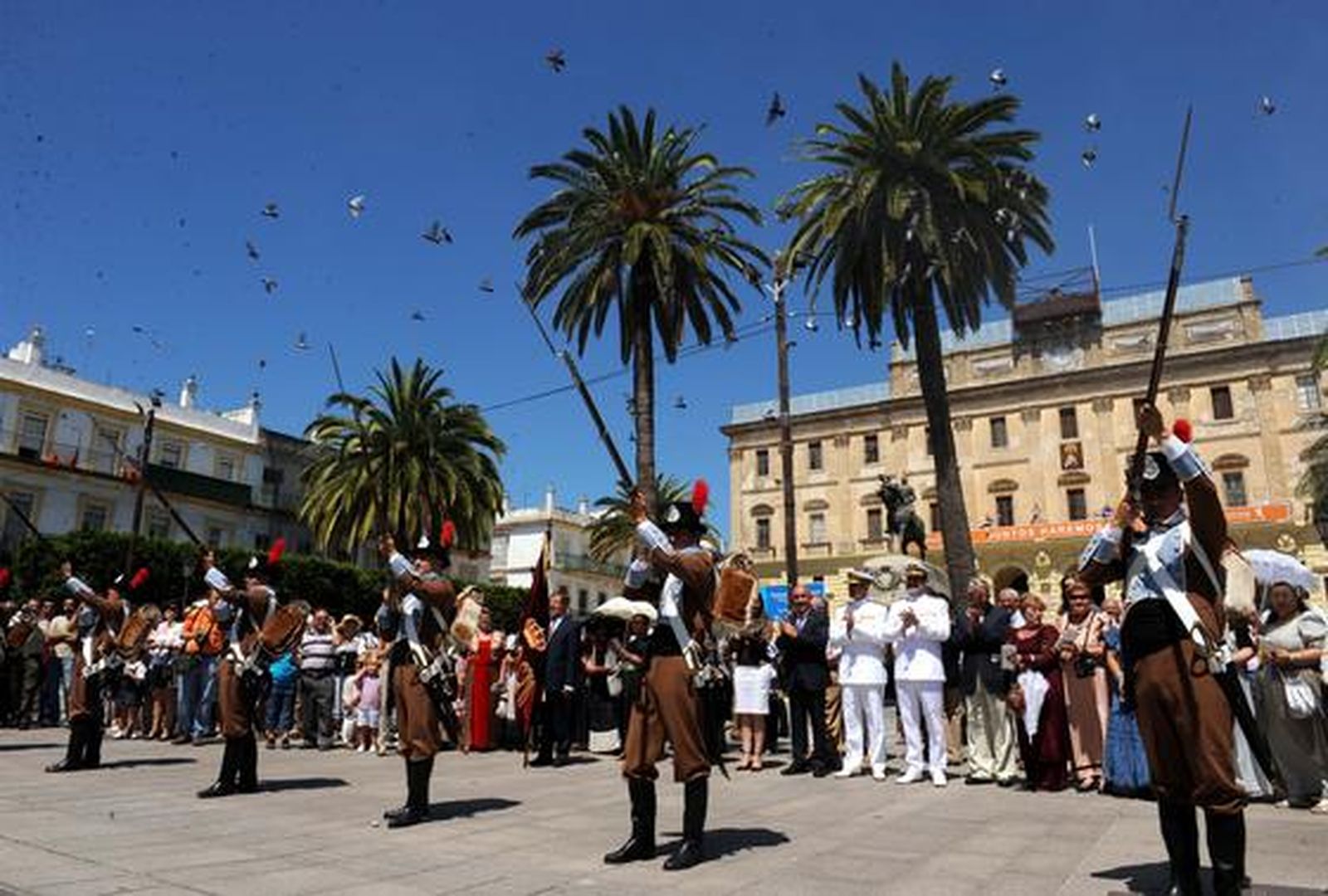 Unas 200 personas participan en el desfile de presentación del pendón de Fernando VII, recuperado para el Diez, ataviados con uniformes históricos.

Foto: Elias Pimentel