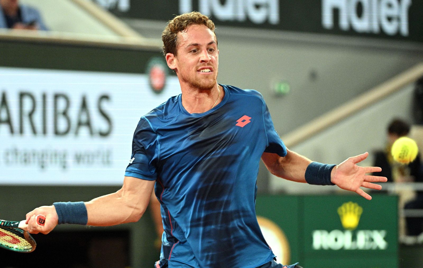 Carballés se prepara para golpear la bola con la derecha.