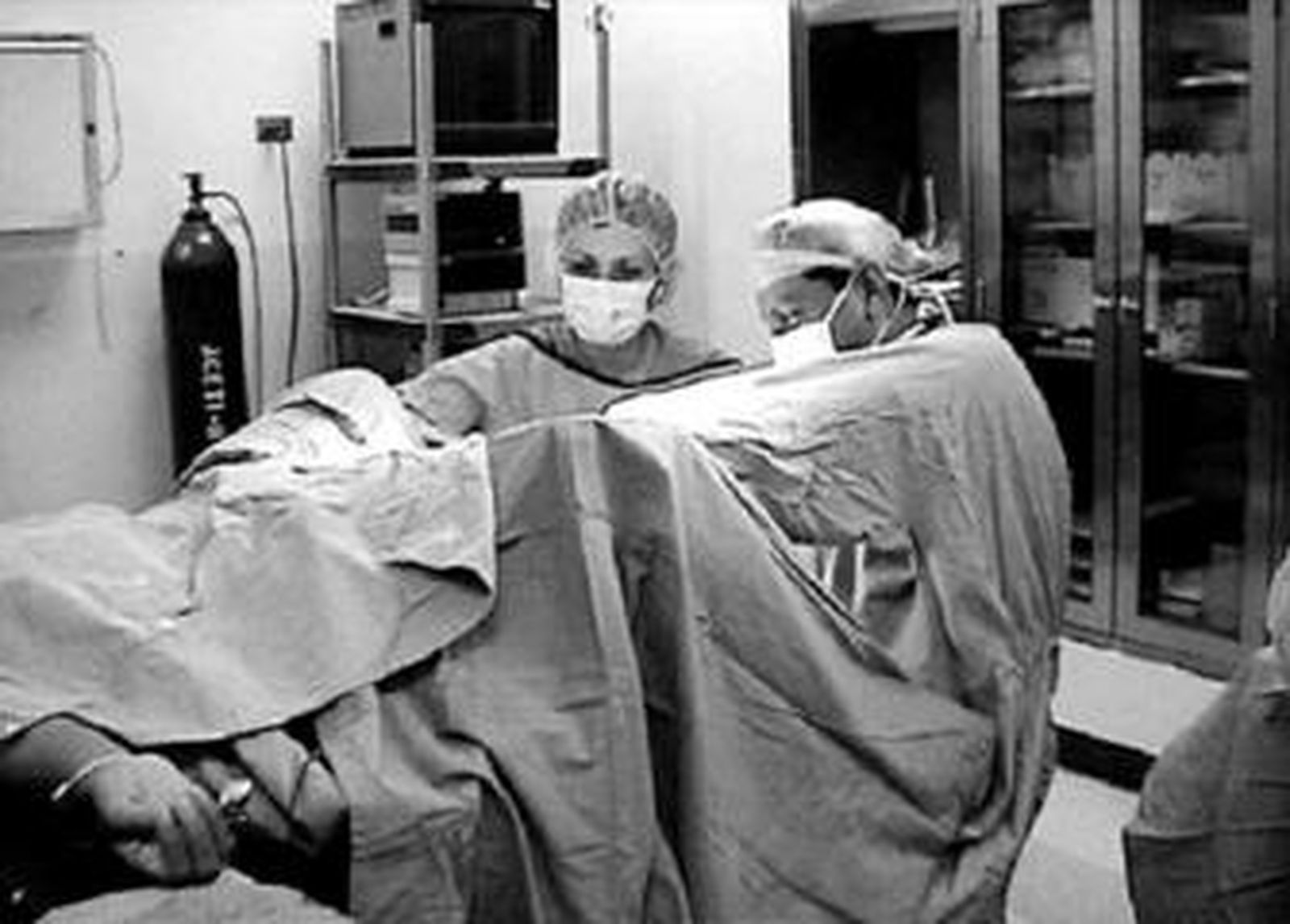 Una mujer se somete a una revisión ginecológica.