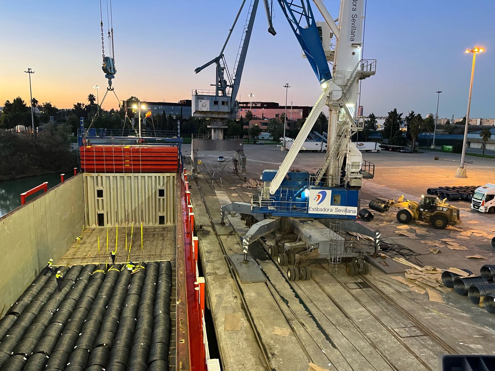 Una operativa de la compañía en el Puerto de Sevilla.