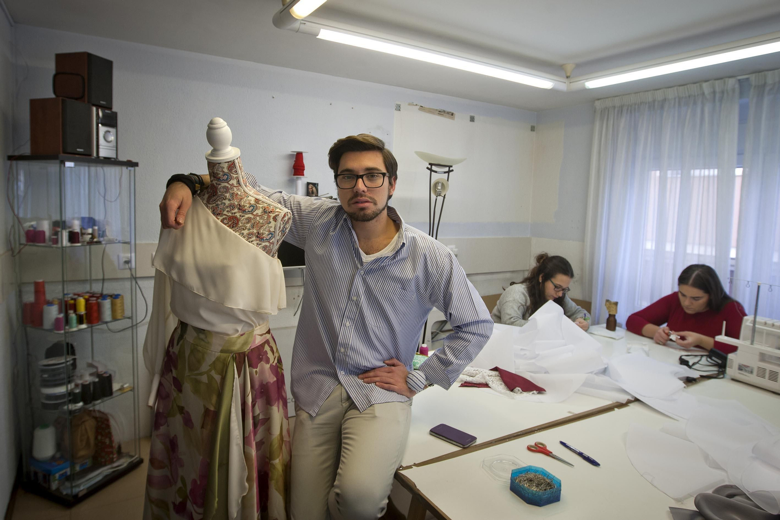 Álvaro Baturone posa en el taller al que se ha trasladado para terminar las creaciones para Simof.