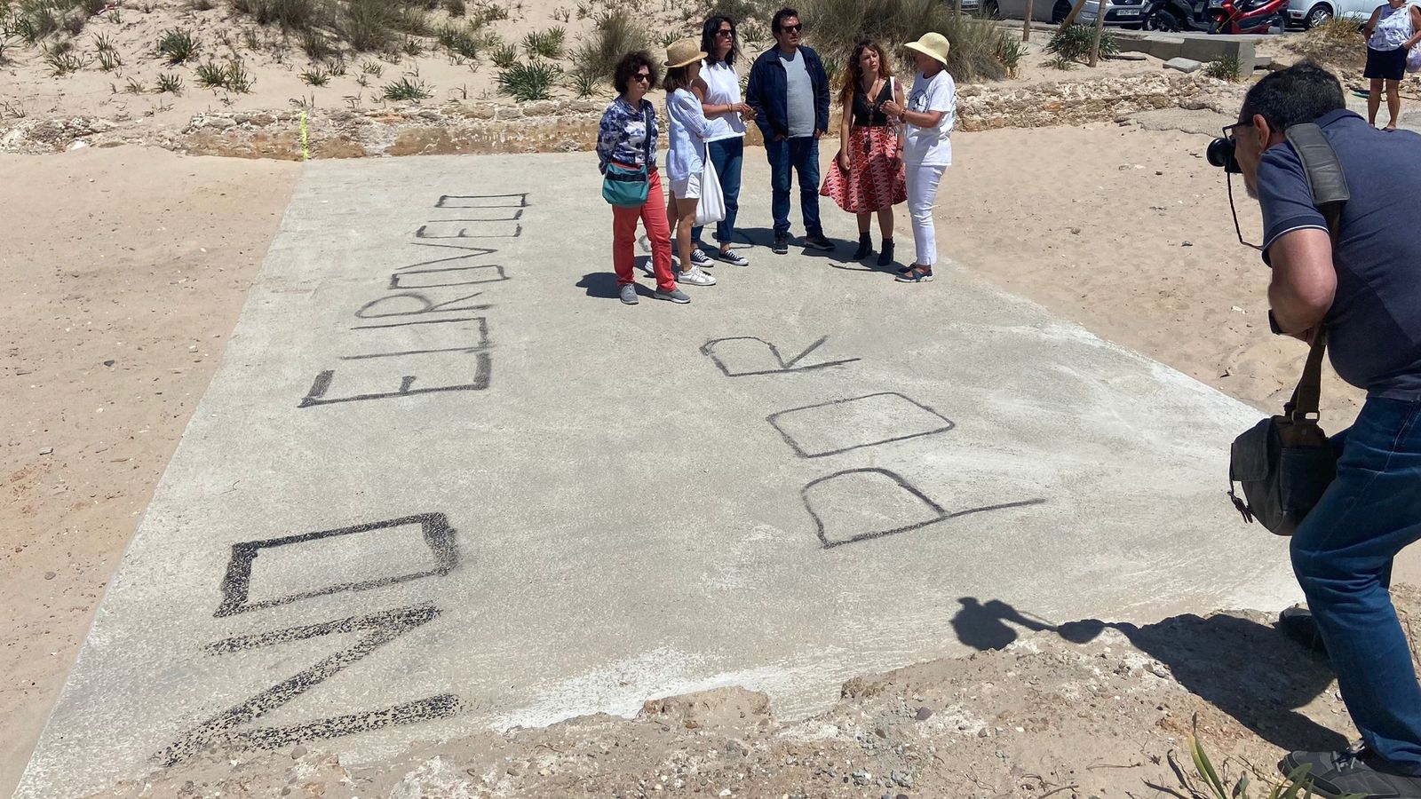 El alcalde de Cádiz, junto a miembros de Agaden-EA, en El Chato, la semana pasada.