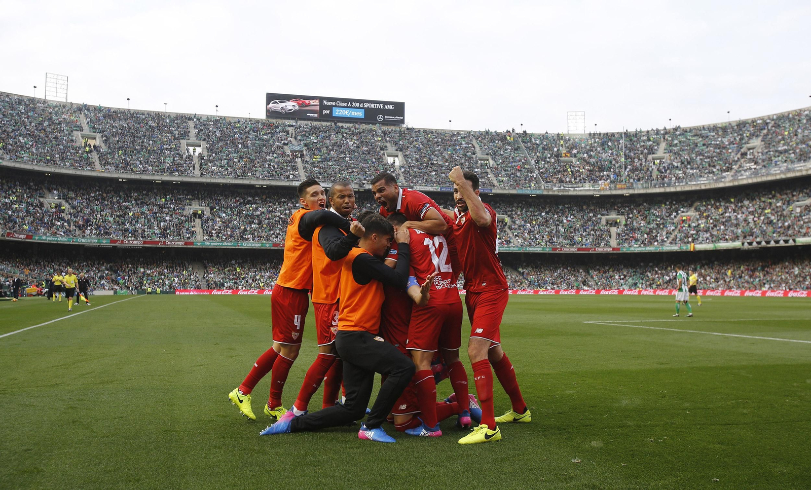Los futbolistas del Sevilla se abrazan a Iborra tras el 1-2.