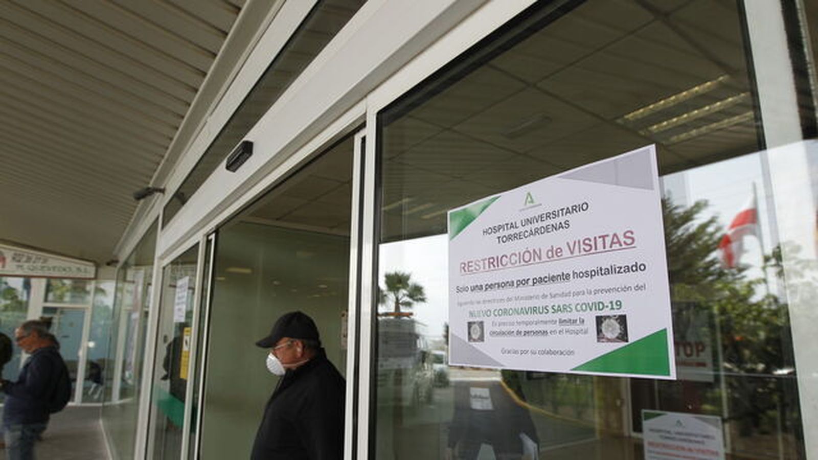 Puerta de entrada al hospital Torrecárdenas.