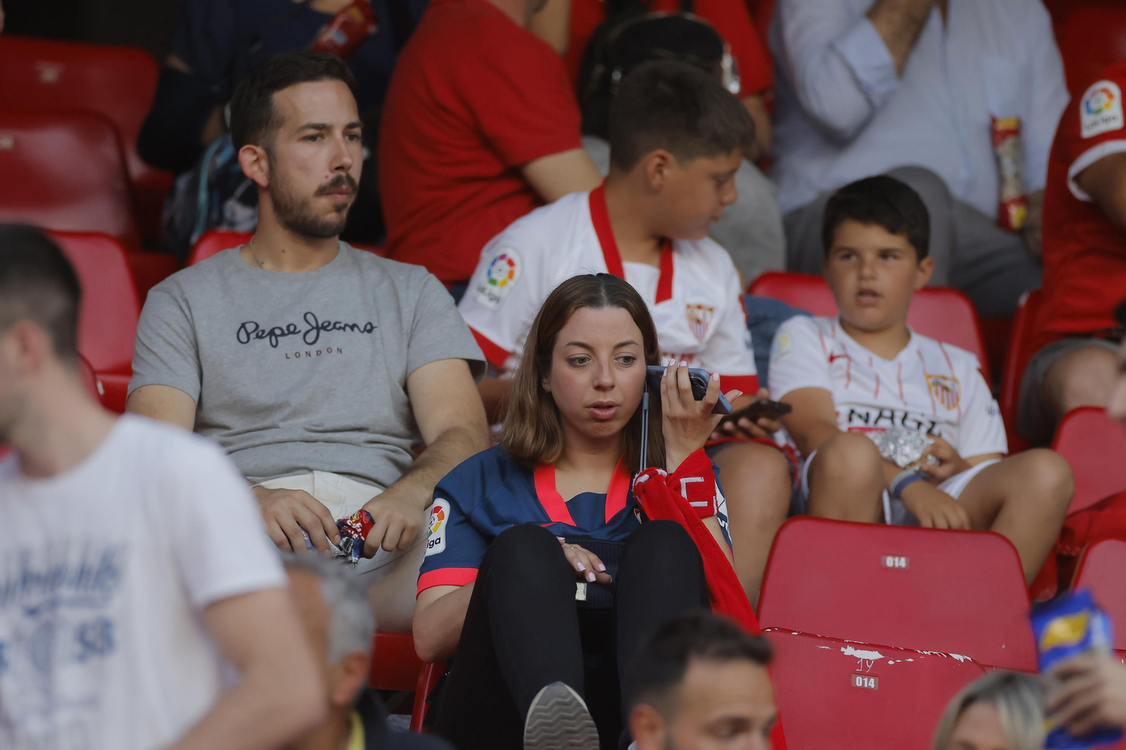 Búscate en las fotos del Sevilla-Girona