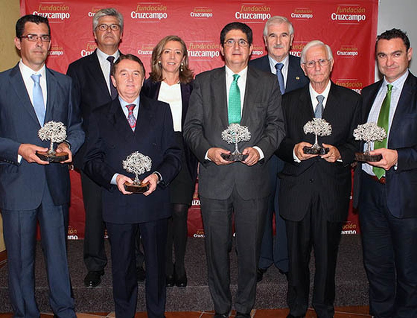 Atrás, Javier Landa, primer teniente de alcalde del Ayuntamiento de Sevilla; Felisa Panadero, subdelegada del Gobierno en Sevilla  y Antonio López, presidente de la Aptja. Delante, los premiados: el policía local David Guzmán; el magistrado del TSJA Antonio Reinoso, José Joaquín Gallardo, decano del Colegio de Abogados de Sevilla; el abogado Antonio Barea, y el periodista de Sucesos y Tribunales Canal Sur Radio Javier Ronda.  Foto: Victoria Ramírez