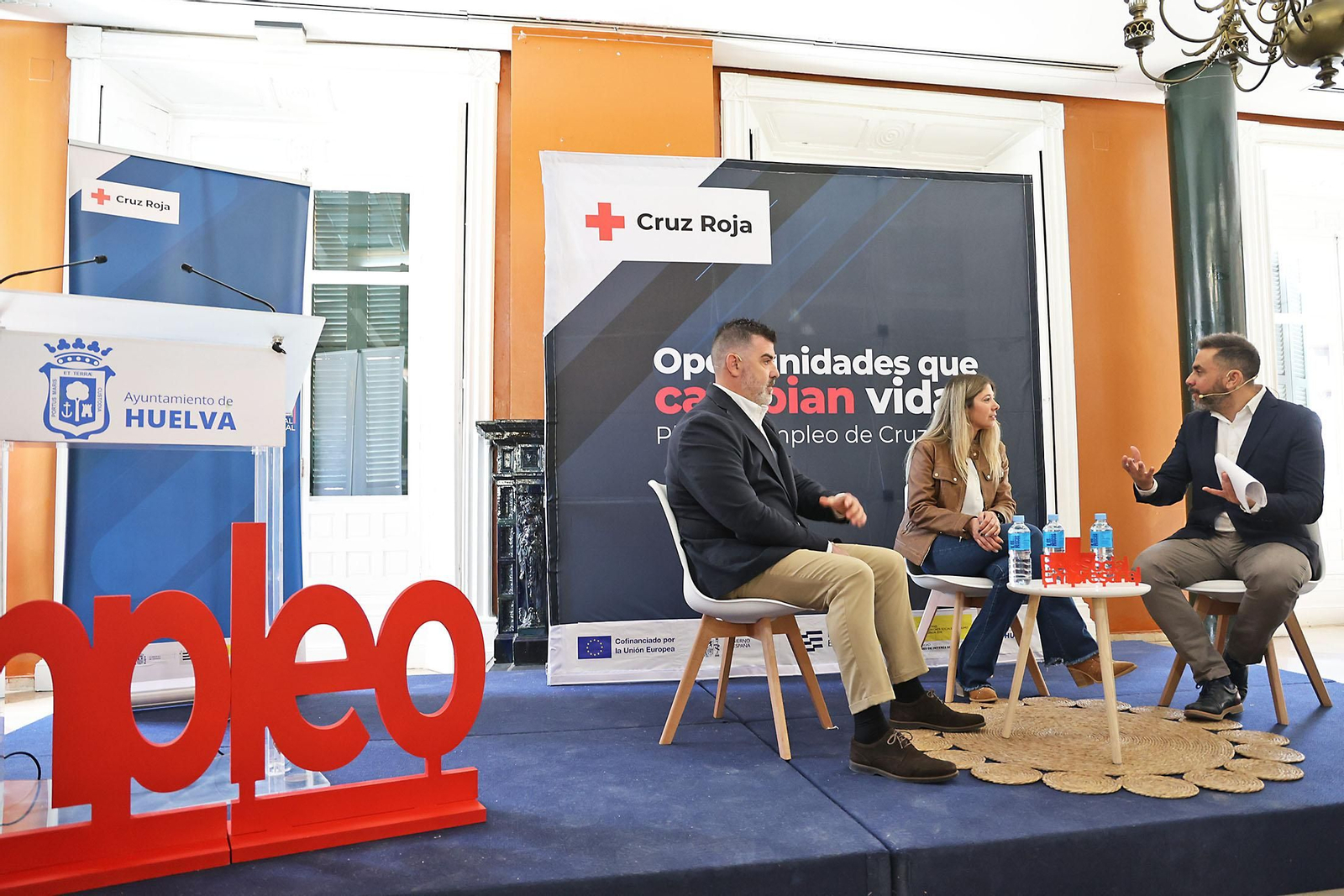 Imágenes del reconocimiento de Cruz Roja Huelva a empresas de Huelva por su compromiso con los colectivos vulnerables