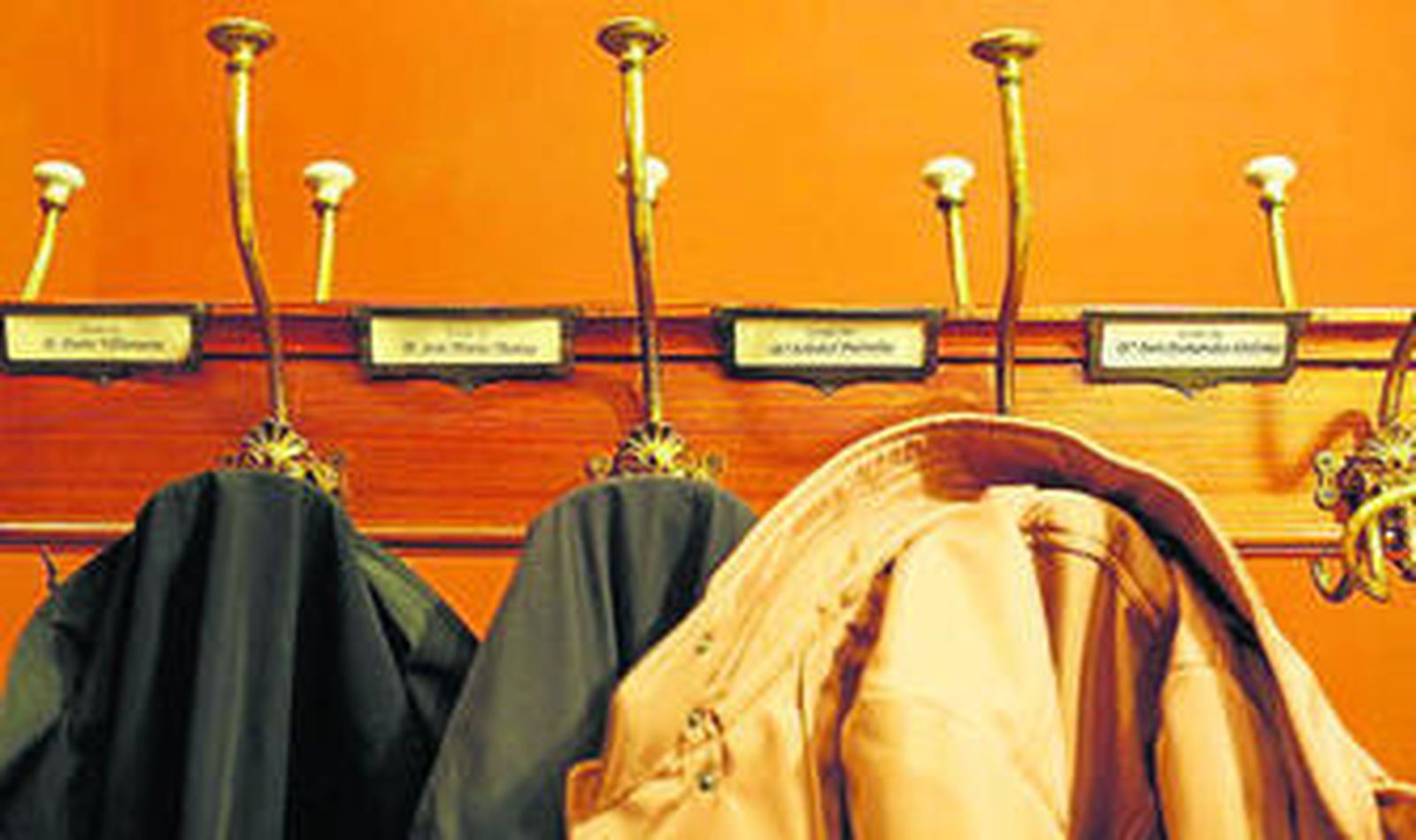 1 y 2. Detalles de las estancias de la sede de la Real Academia Española  en Madrid. 3. De izquierda a derecha, Darío Villanueva, secretario de la RAE;  Ana Gavín, directora de la Fundación José Manuel Lara; José Manuel Blecua, director de la Academia; y el académico José María Merino, coordinador del  libro. 4. Sala de reuniones de los miembros de la Corporación.