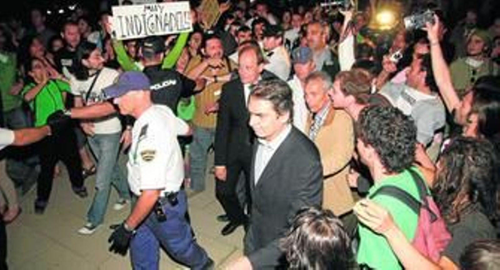 Uno de los momentos más tensos fue la salida del consejero del Palacio del Carlos V.