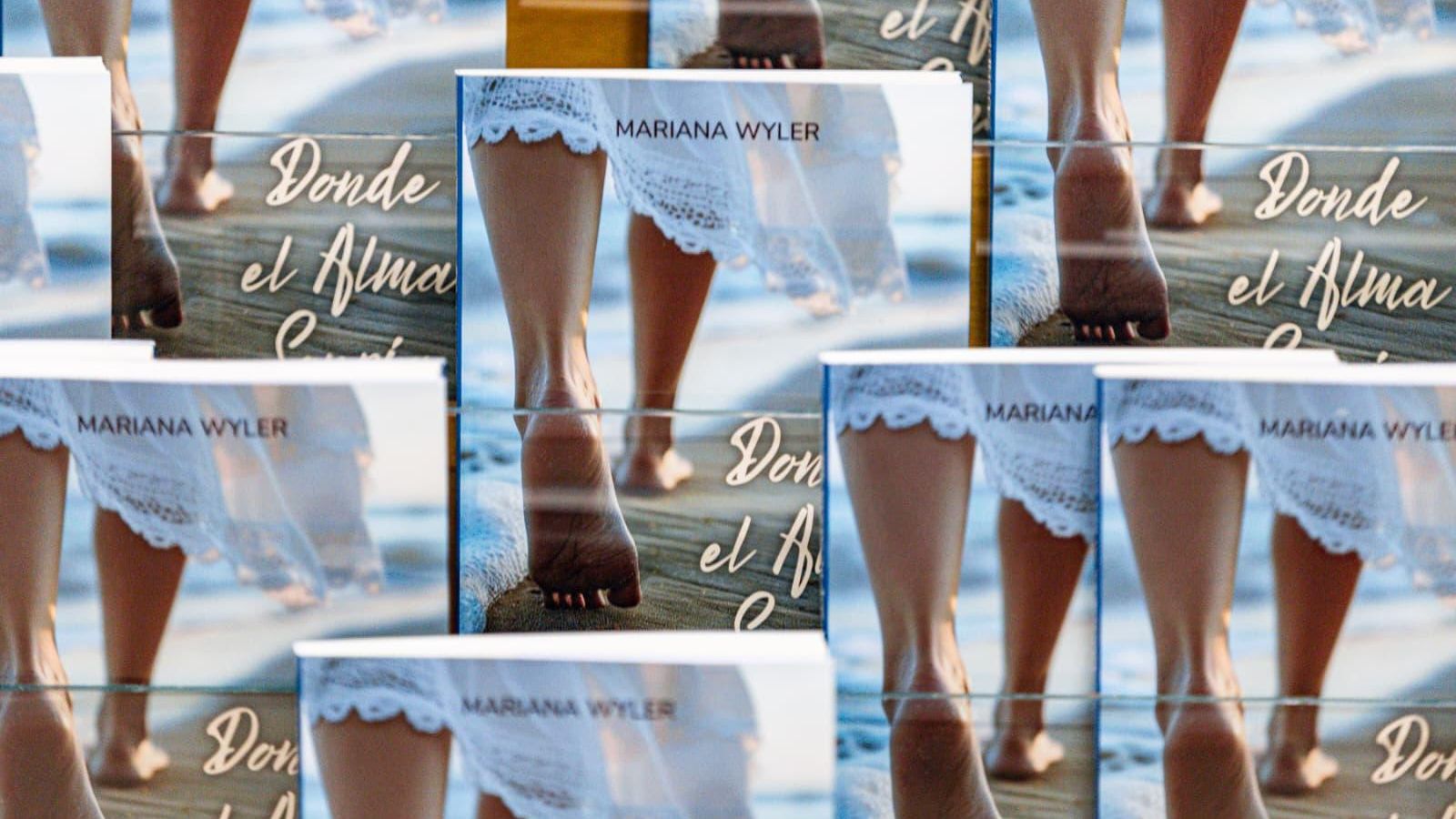 Ejemplares de 'Donde el alma sonría', de Mariana Wyler.