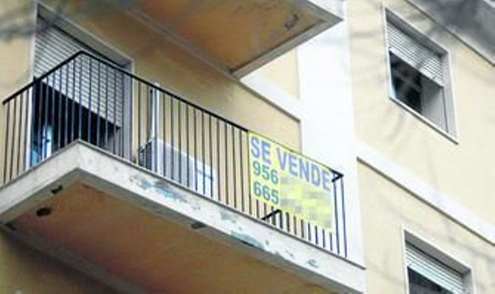 Un cartel anuncia la venta de un piso en la capital gaditana.