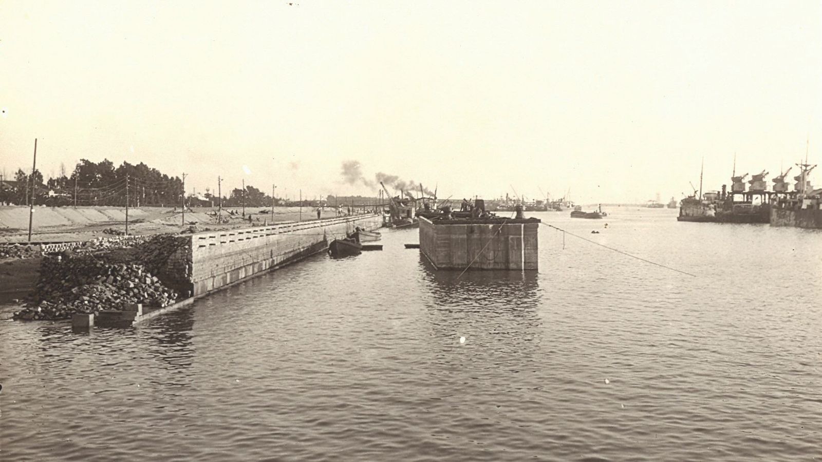 Uno de los cajones flotando una vez construido para el Muelle de Levante.