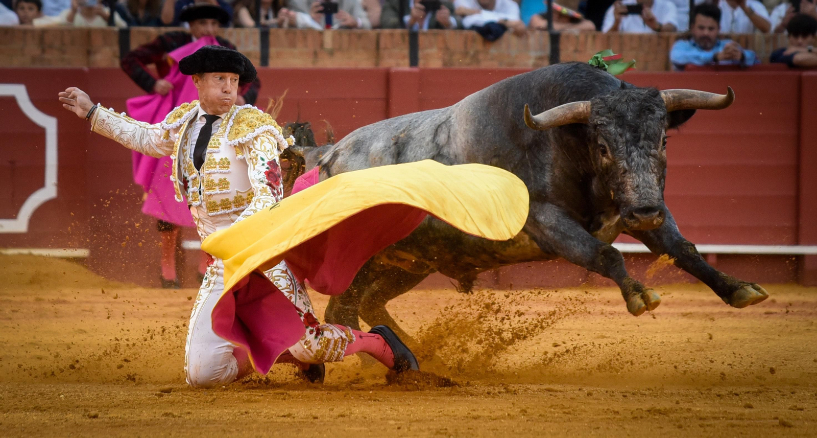 Las imágenes de la corrida de toros de El Fandi, Manuel Escribano y Esaú Fernández