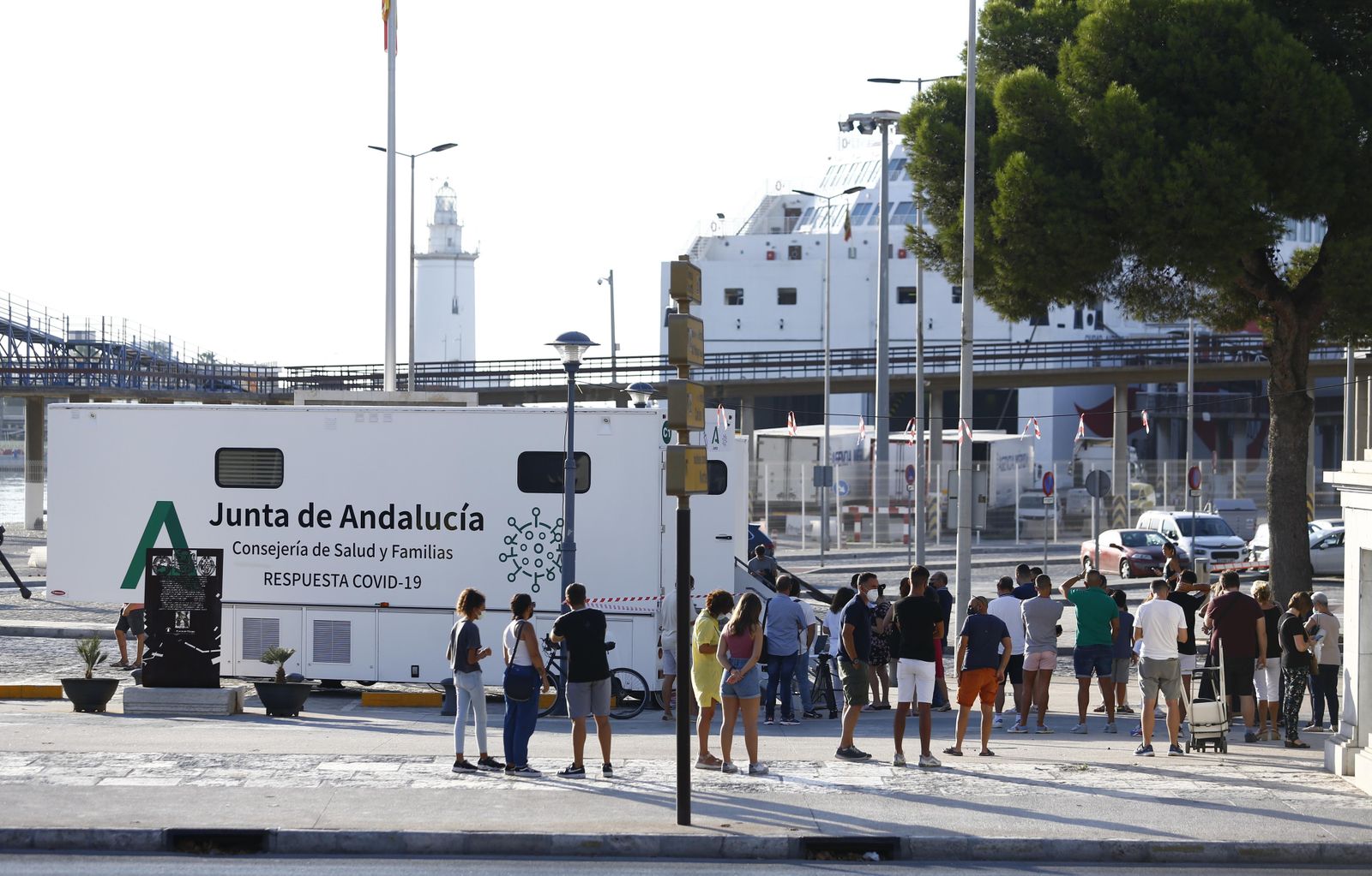 Unidad móvil para la vacunación anticovid en la Plaza de la Marina.