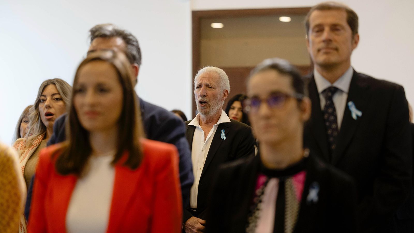 Al fondo, ciudadanos argentinos entonando su himno nacional.