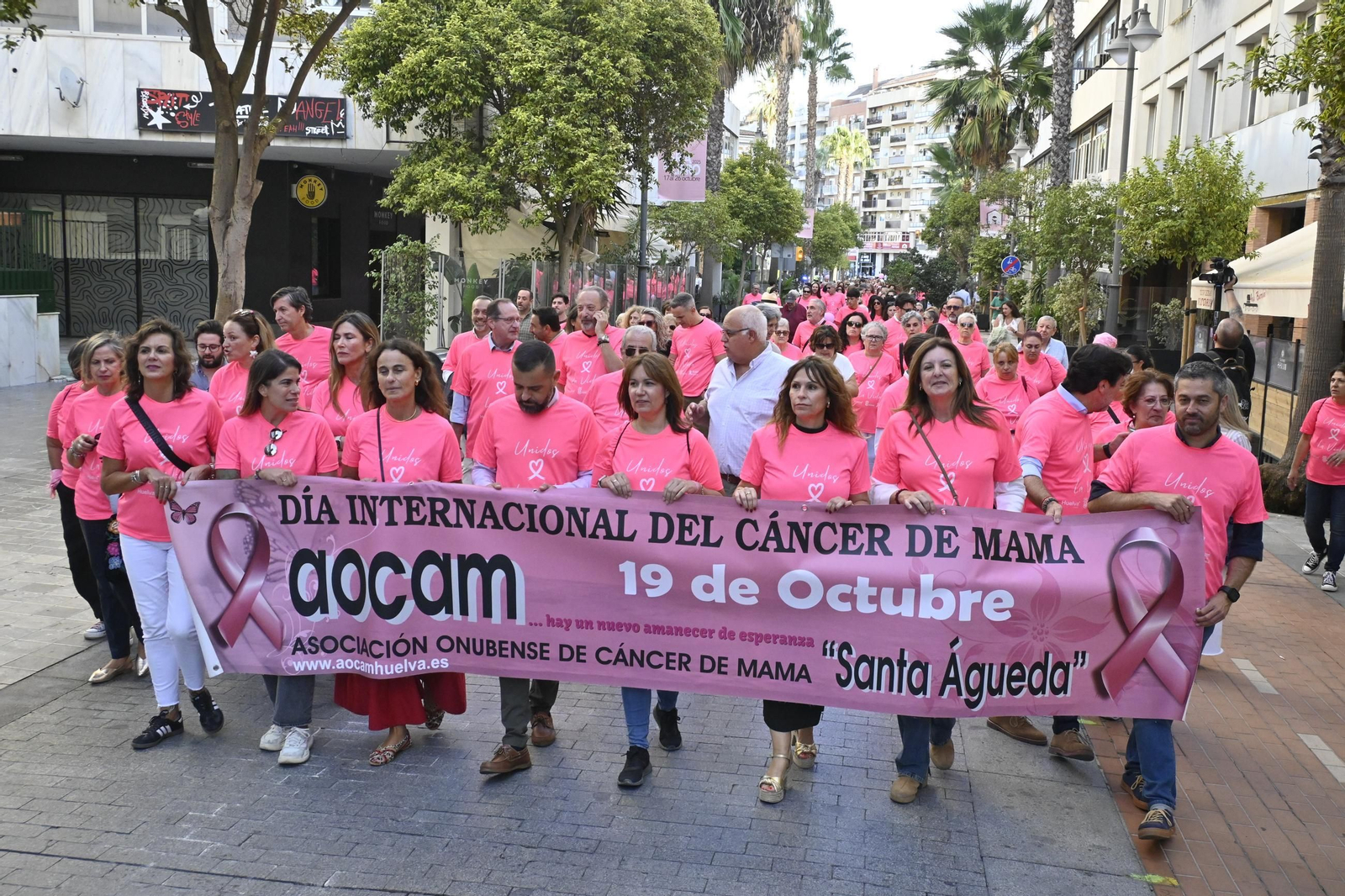 Cadena humana del día internacional del cáncer de mama